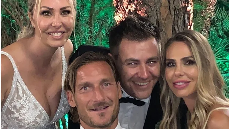/images/t/o/t/totti-show-al-matrimio-della-sorella-di-ilary-blasi.jpg