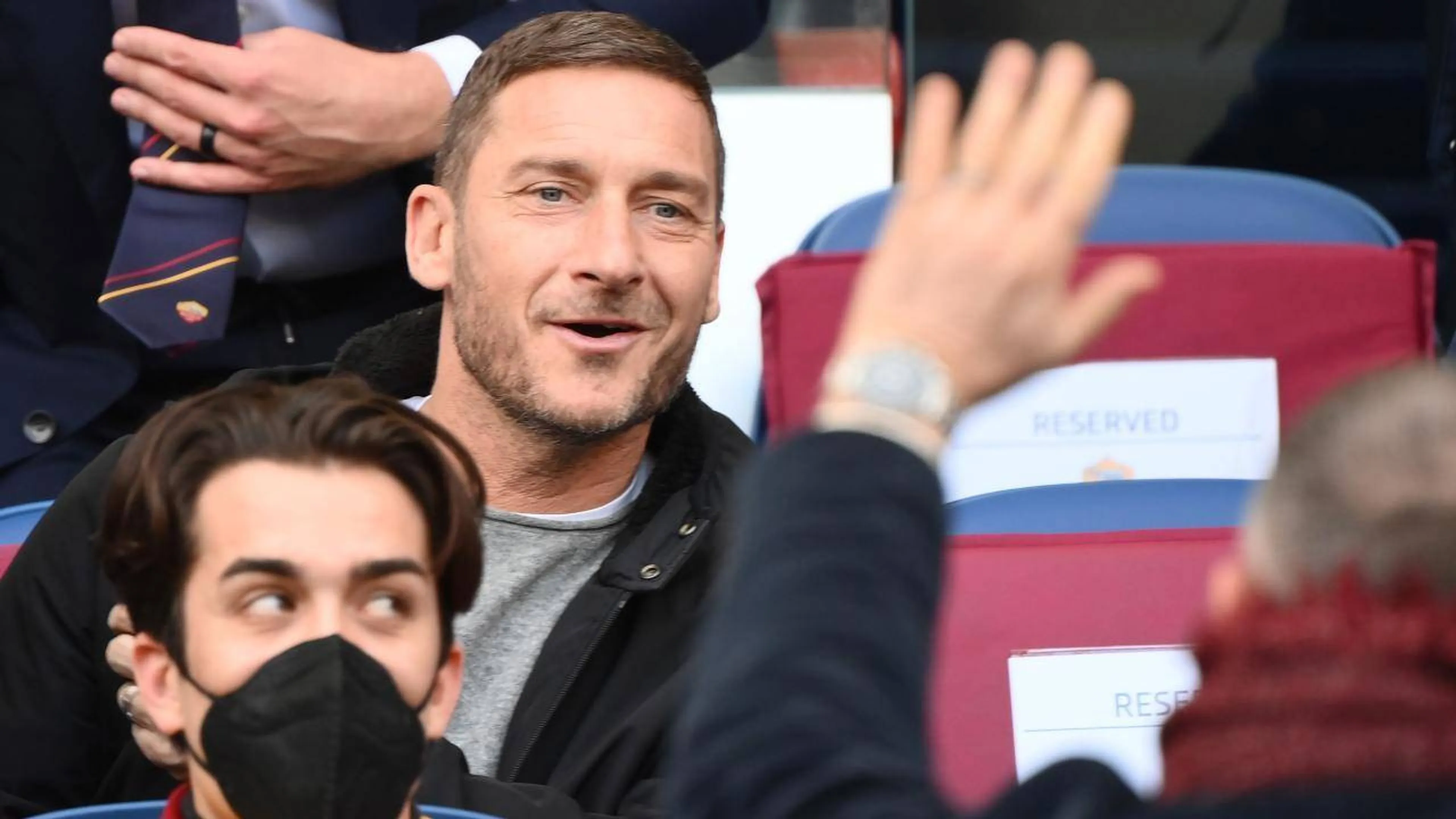 Copertina di Totti sponsorizza Dybala per la sua Roma: “Lunedì lo incontro”. Poi parla di un suo ritorno in giallorosso