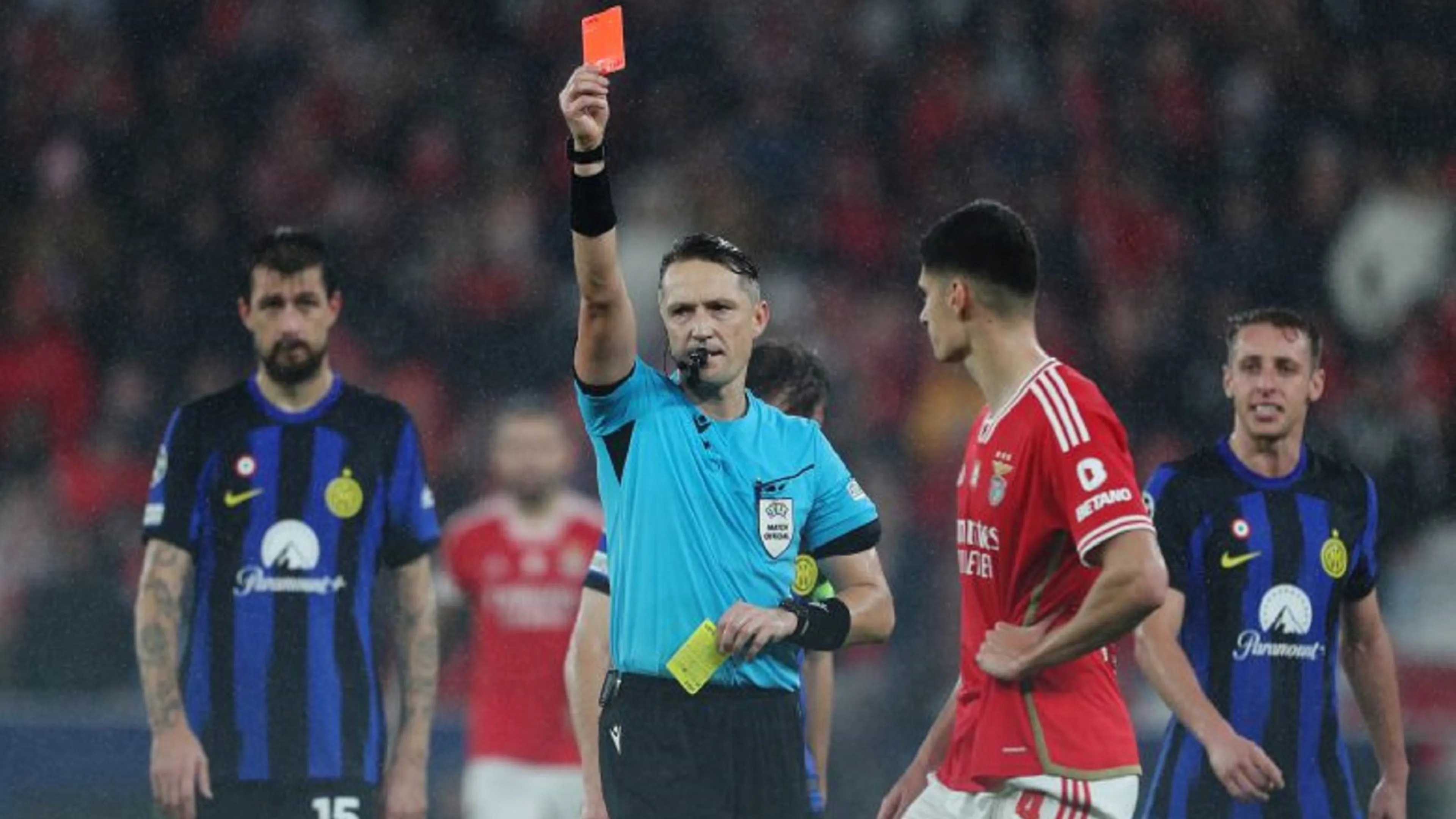 Copertina di "Arbitro nerazzurro, orribile, il rigore non c'era", Benfica e media portoghesi contro l'Inter