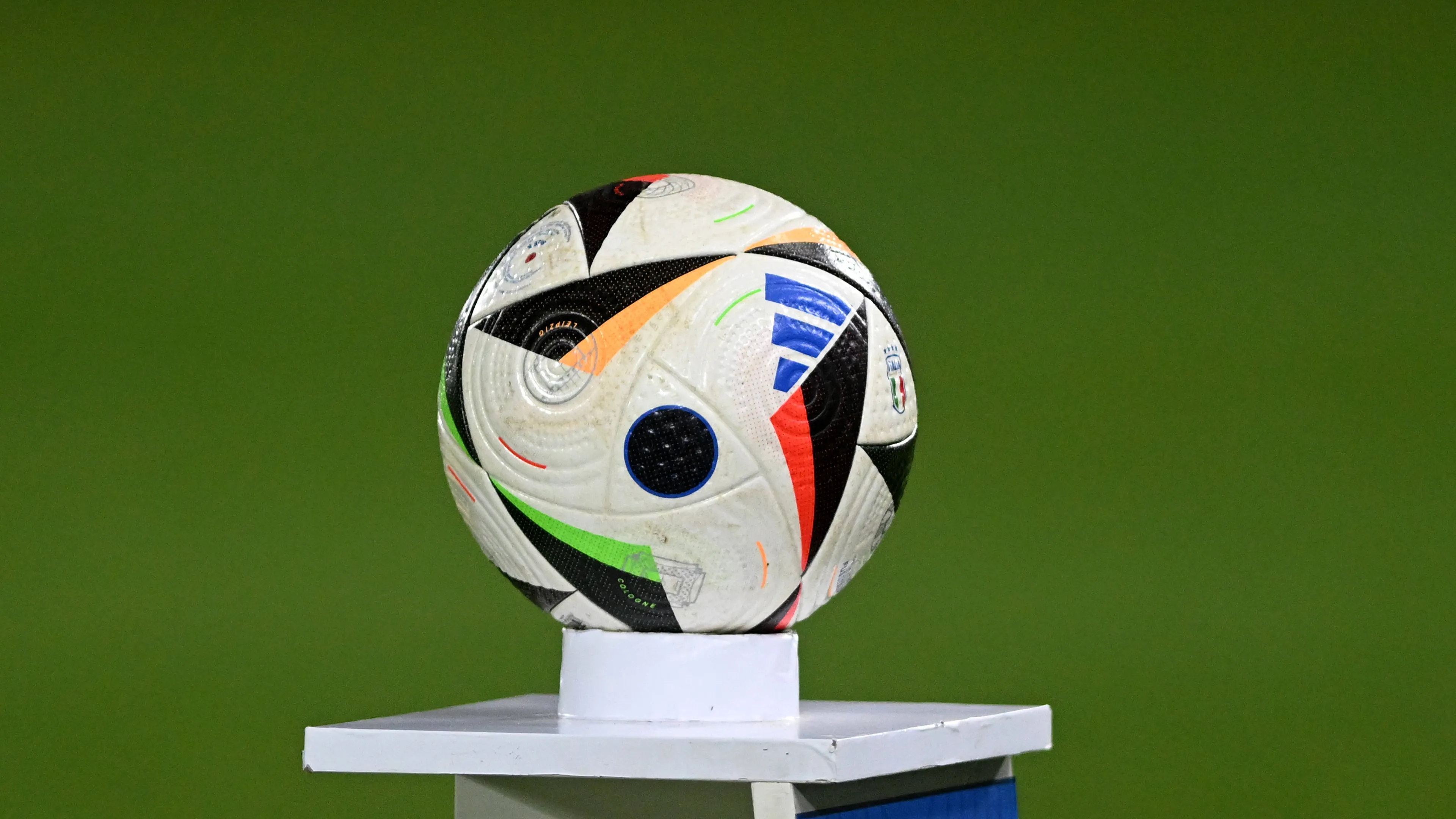 Copertina di trionda il nuovo pallone intellingente di adidas per usa 2026