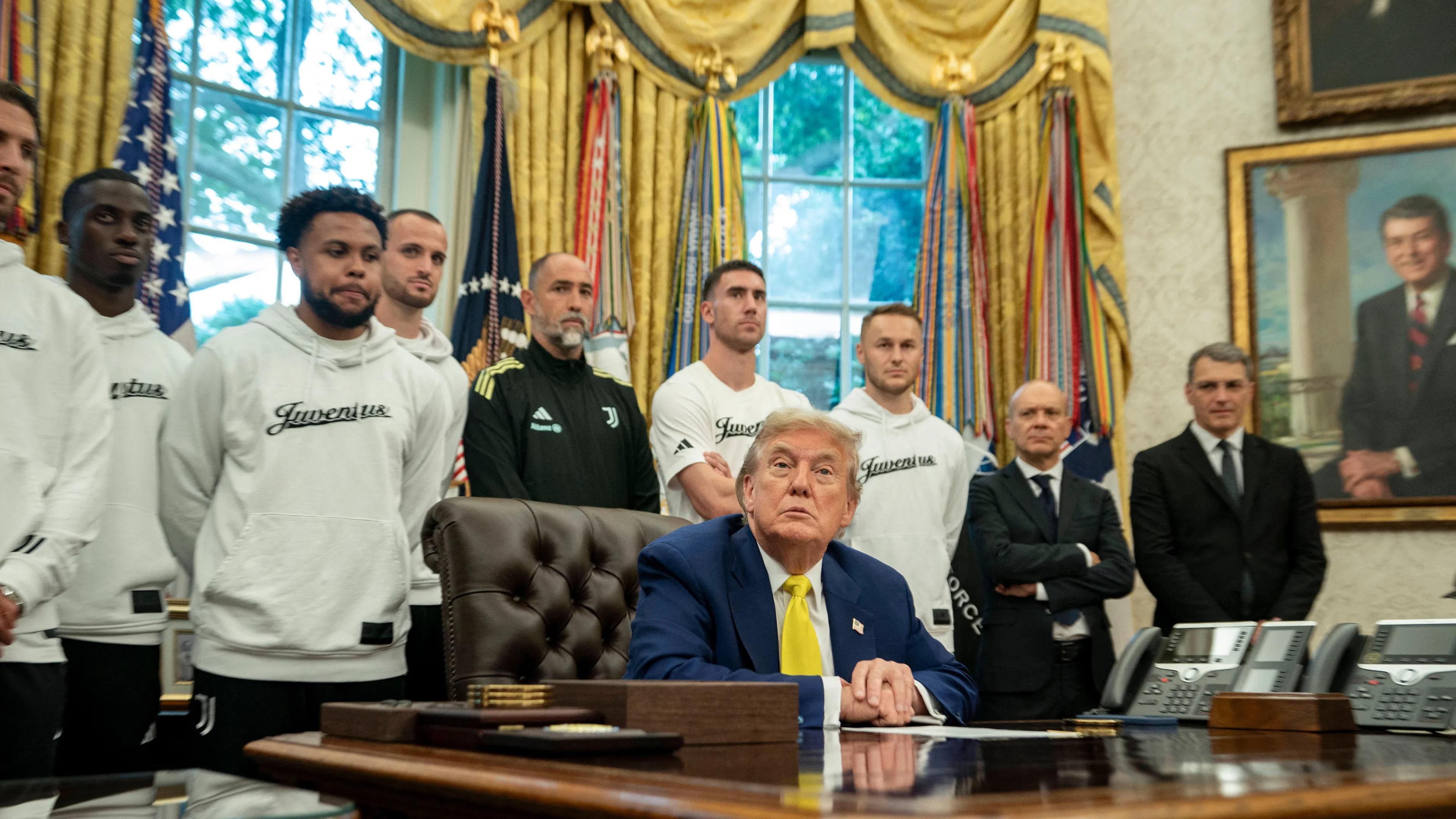 Surreale scena alla Casa Bianca: Trump riceve la Juve mentre lancia un messaggio di guerra! (VIDEO)