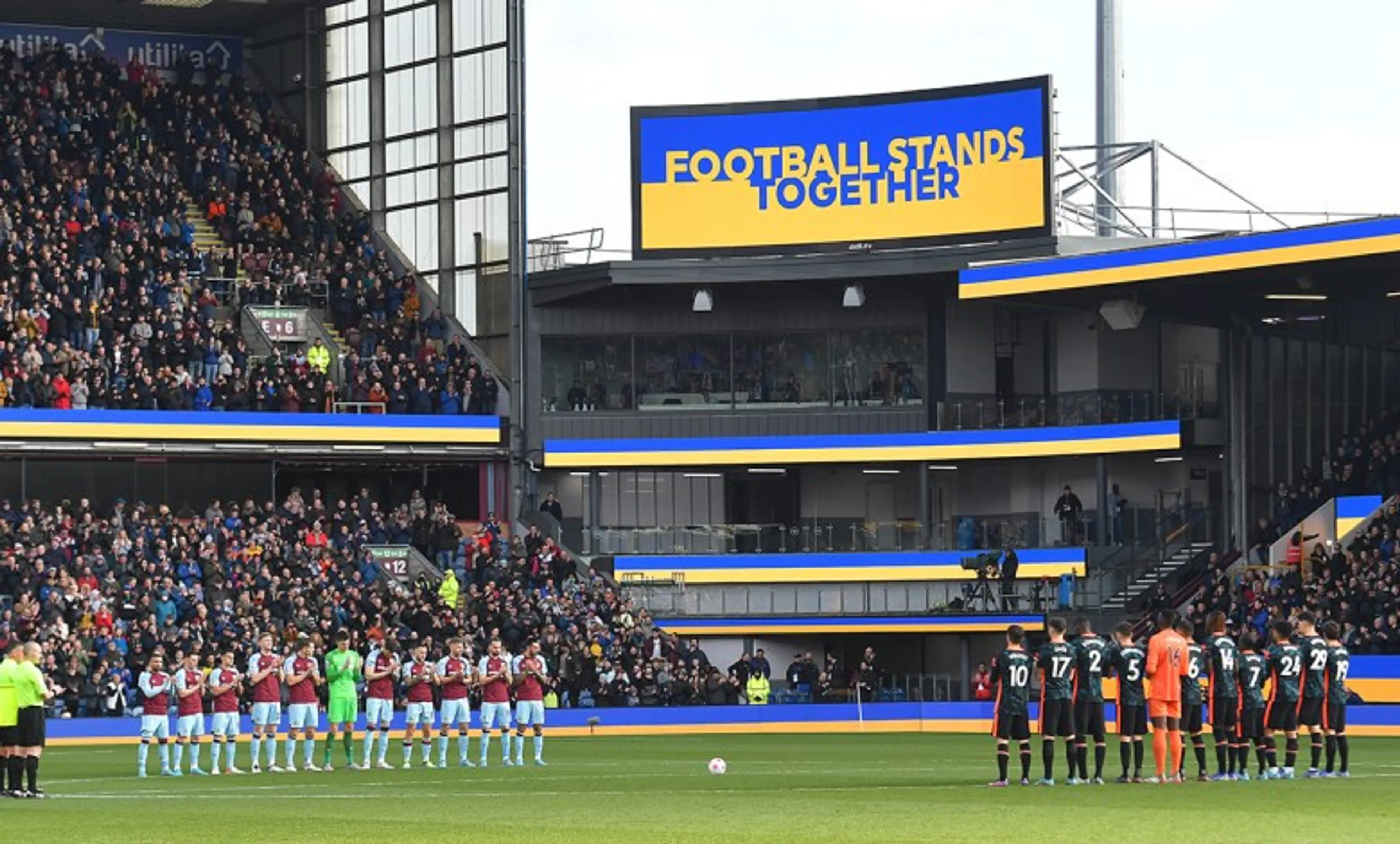 Copertina di Chelsea, tifosi intonano cori per Abramovich durante omaggio Ucraina. Tuchel: “Non era il momento”