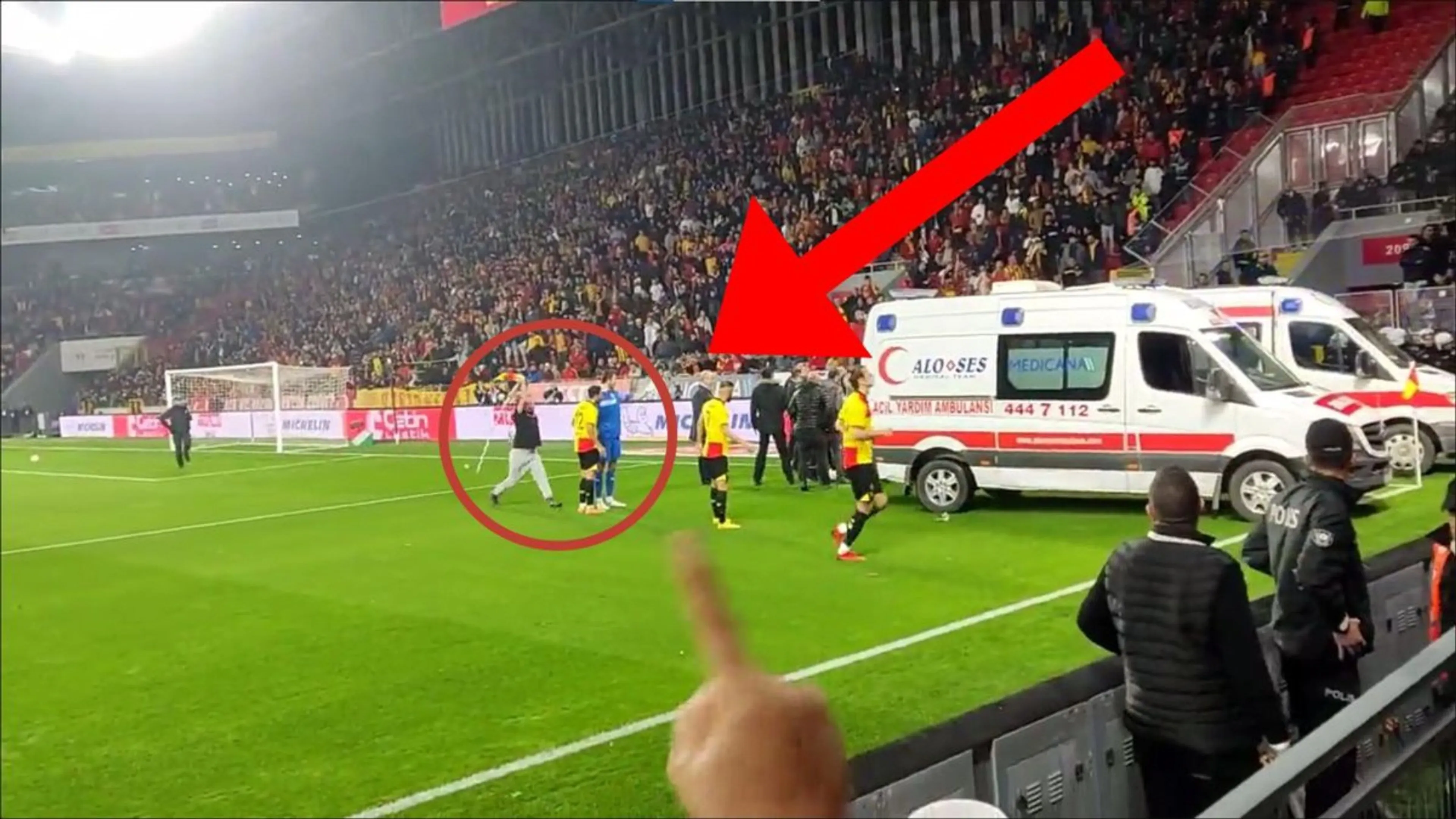 Copertina di Shock in Turchia: tifoso invade il campo e picchia portiere con un’asta (VIDEO)