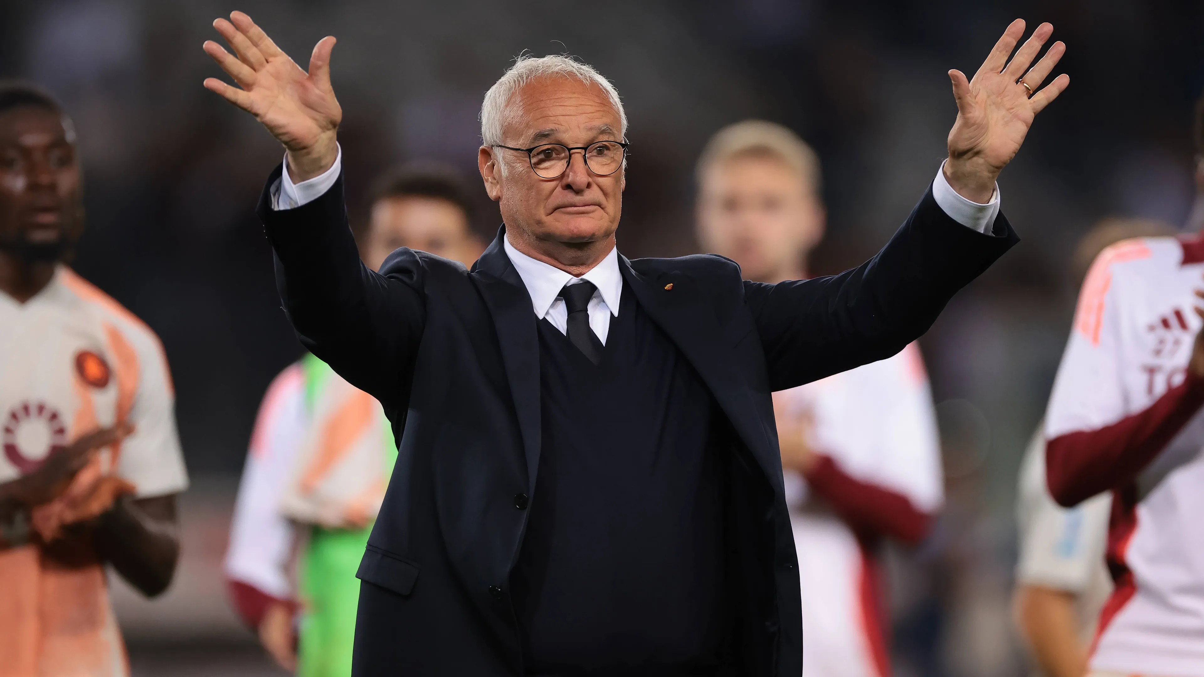 Copertina di Turin Italy 25th May 2025 Claudio Ranieri Head Coach of AS Roma salutes the fans following the final whistle of the Torino vs AS Roma Serie A match at Stadio Grande Torino Turin Picture credit should read Jonathan Moscrop Sportimage EDITORIAL USE ONLY No use with unauthorised audio video data fixture lists club league logos or live services Online in match use limited to 120 images no video emulation No use in betting games or single club league player publications SPI 077 JM TORO ROMA SPI 3949 0077