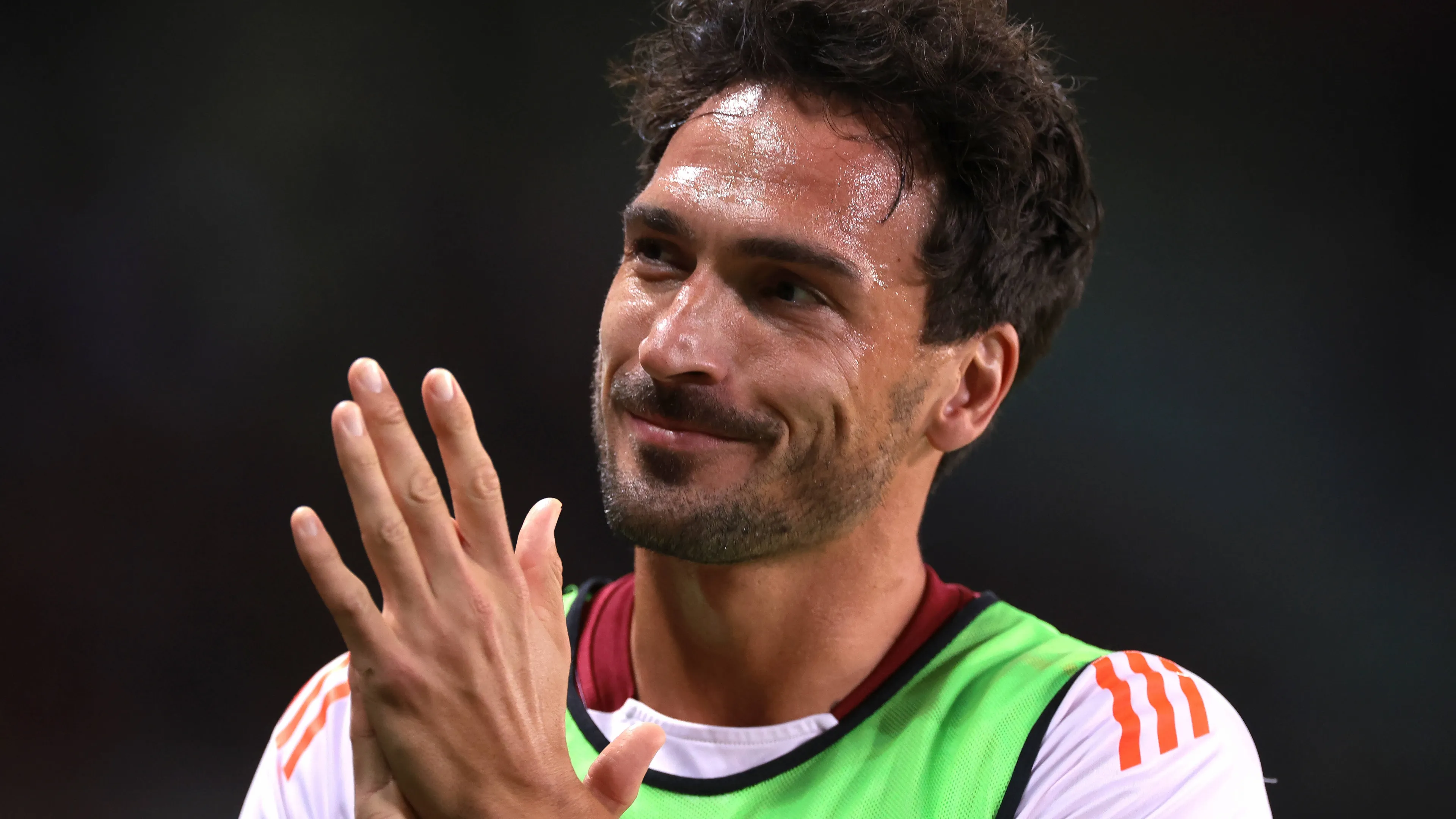 Copertina di Turin Italy 25th May 2025 Mats Hummels of AS Roma applauds the fans as he warms up during the Torino vs AS Roma Serie A match at Stadio Grande Torino Turin Picture credit should read Jonathan Moscrop Sportimage EDITORIAL USE ONLY No use with unauthorised audio video data fixture lists club league logos or live services Online in match use limited to 120 images no video emulation No use in betting games or single club league player publications SPI 106 JM TORO ROMA SPI 3949 0106