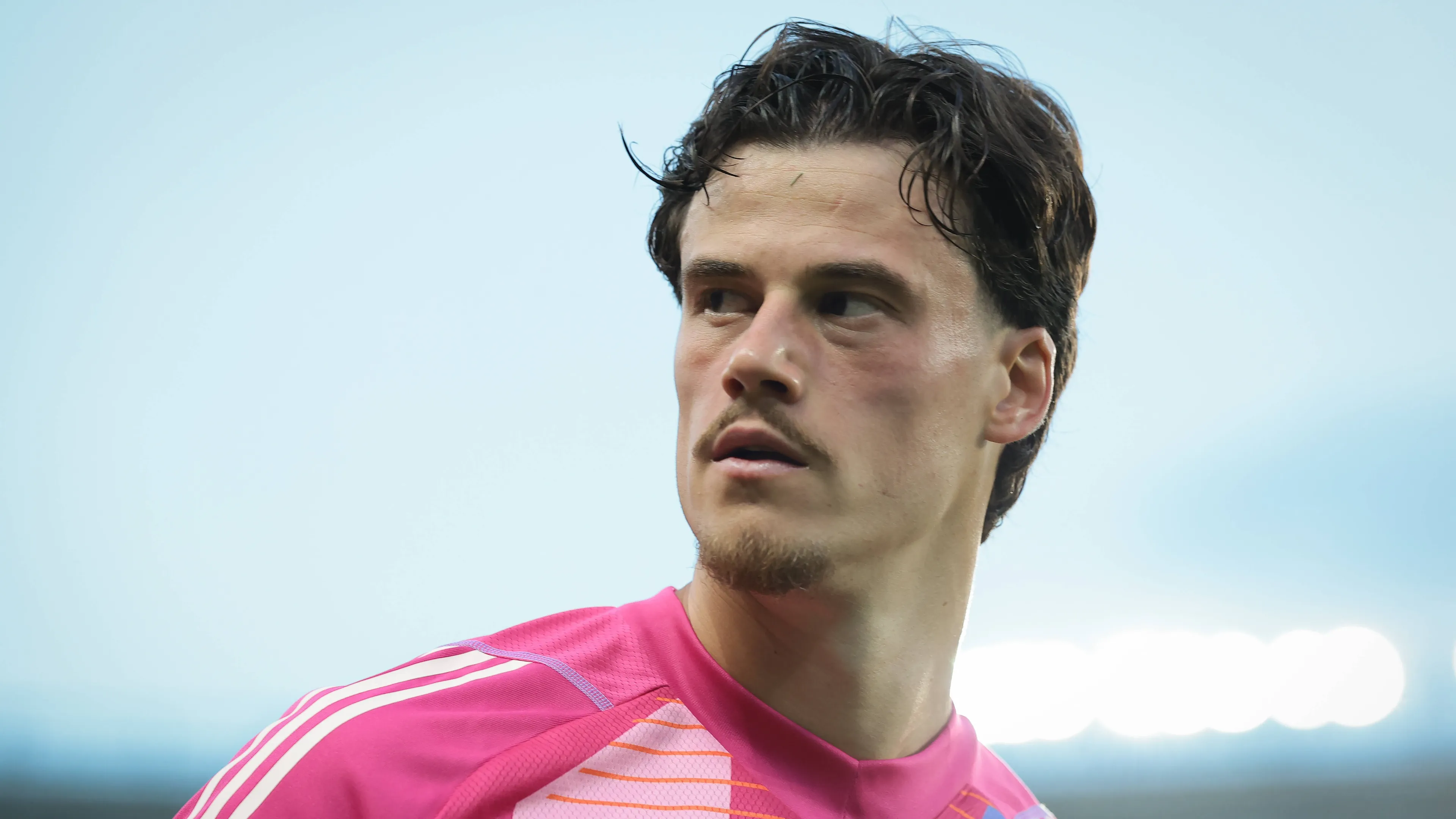 Mile Svilar in maglia Roma