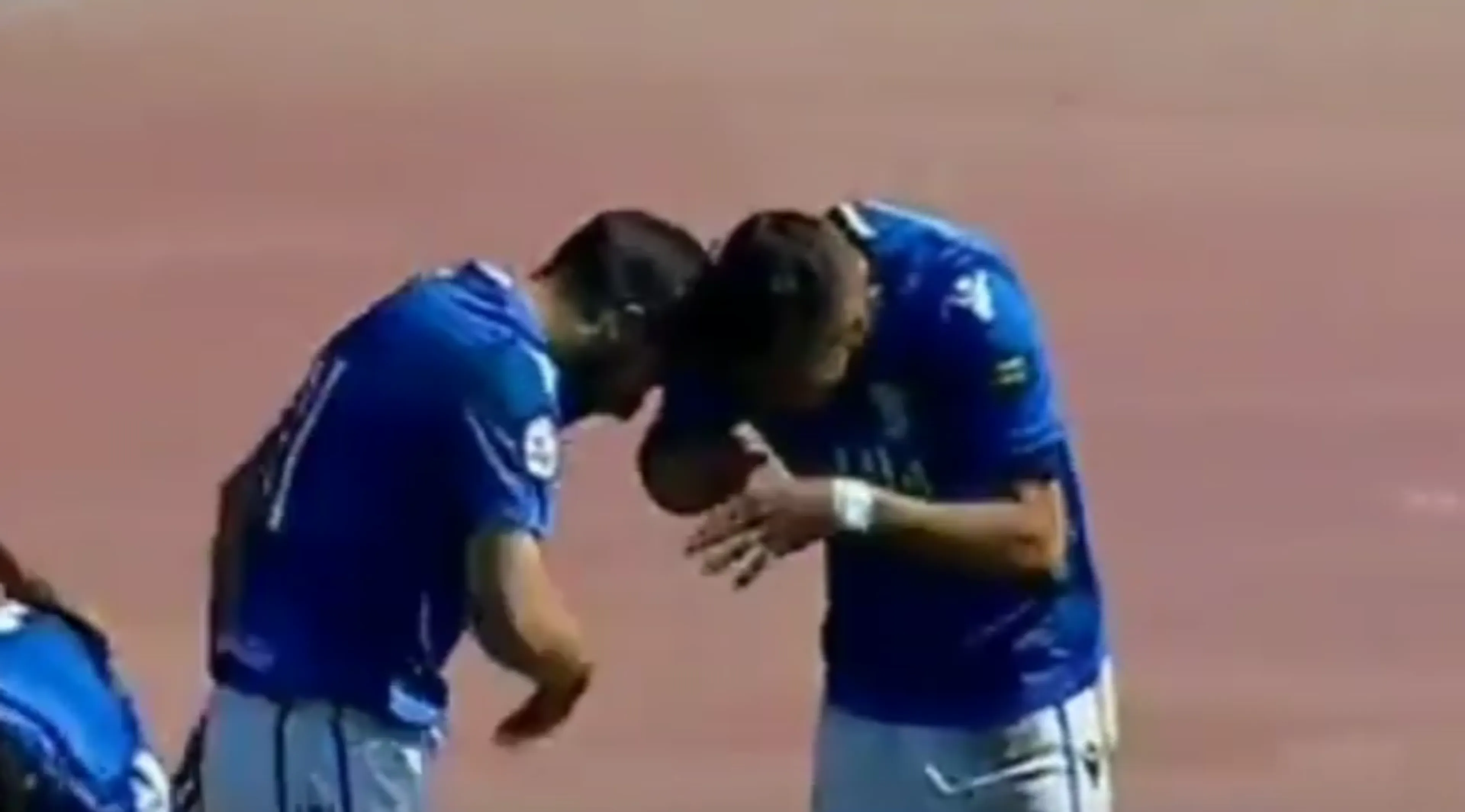 Copertina di Spagna: 20 anni dopo Fowler esultano “sniffando” dalla mano (VIDEO)