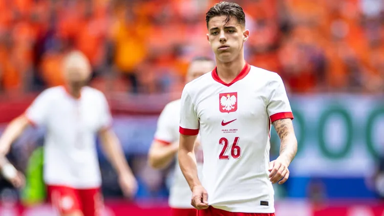 /images/u/e/f/uefa-euro-em-europameisterschaftfussball-2024-polen-niederlande-16062024-kacper-urbansky-polen-26-uefa-euro-2024-polen-niederlande-volksparkstadion-hamburg-16062024-uefa-euro-2024-poland-netherlands-16-06-2024-kacper-urbansky-poland-26-uefa-euro-2024-poland-netherlands-volksparkstadion-hamburg-16-06-2024-copyright-xbeautifulxsports-buriakovxjpg_1756844488929.jpg