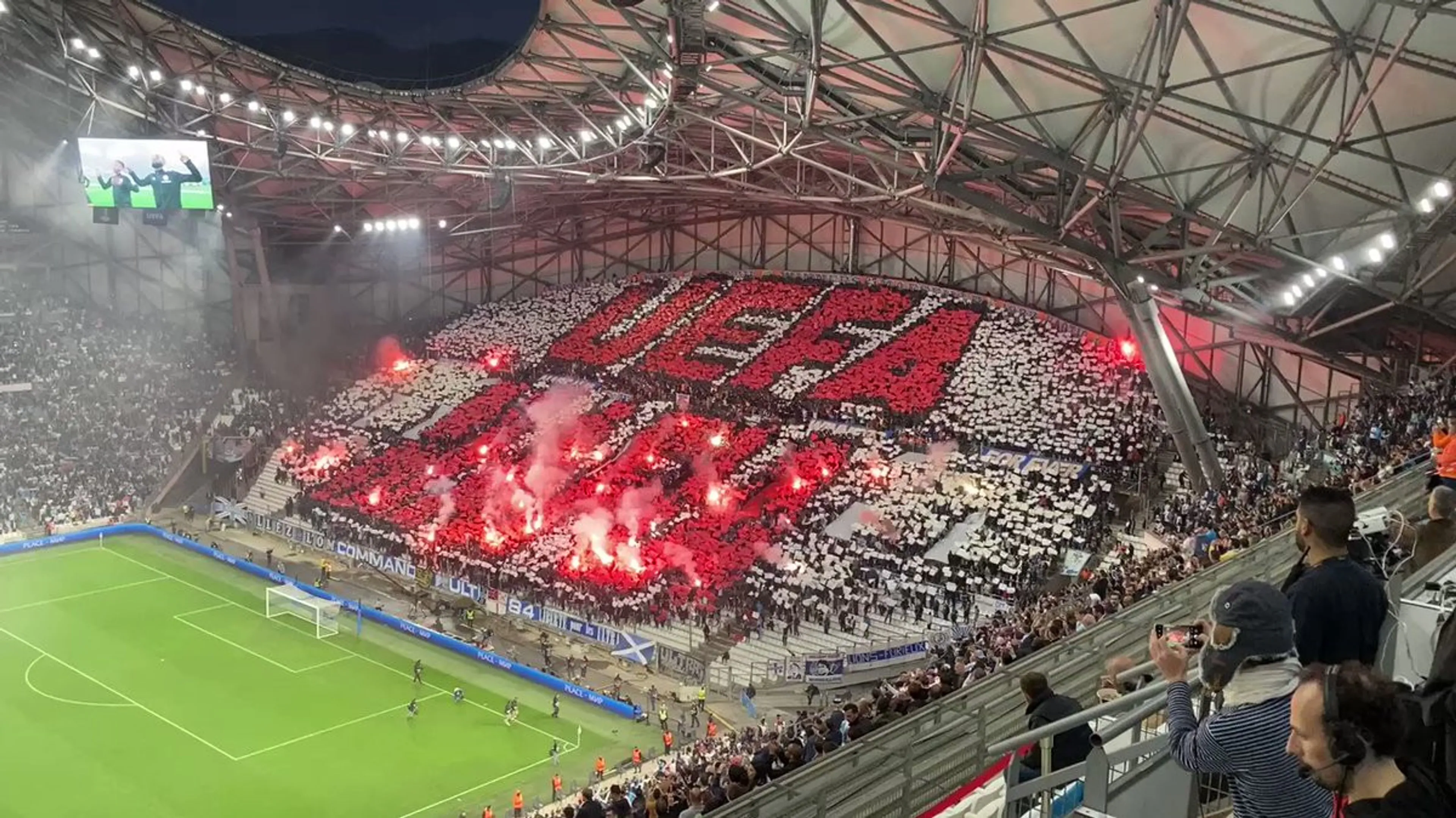 Copertina di Curva del Marsiglia in contestazione: la coreografia “Uefa mafia”