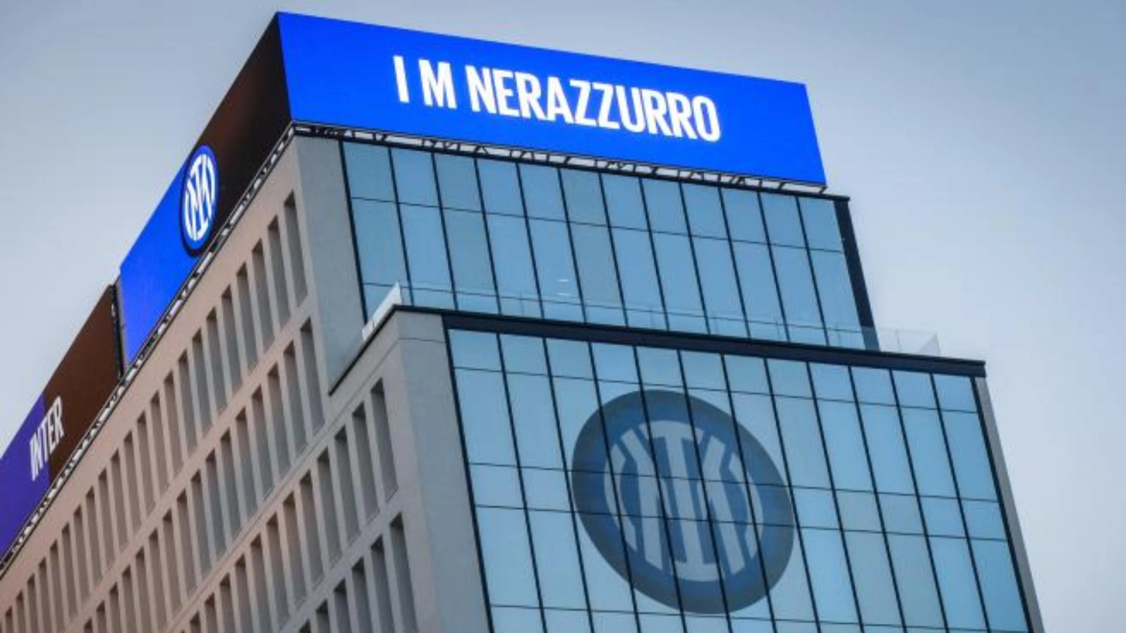 Copertina di Ufficiale: l'Inter a Oaktree. Ma il comunicato del fondo Usa non tranquillizza i tifosi