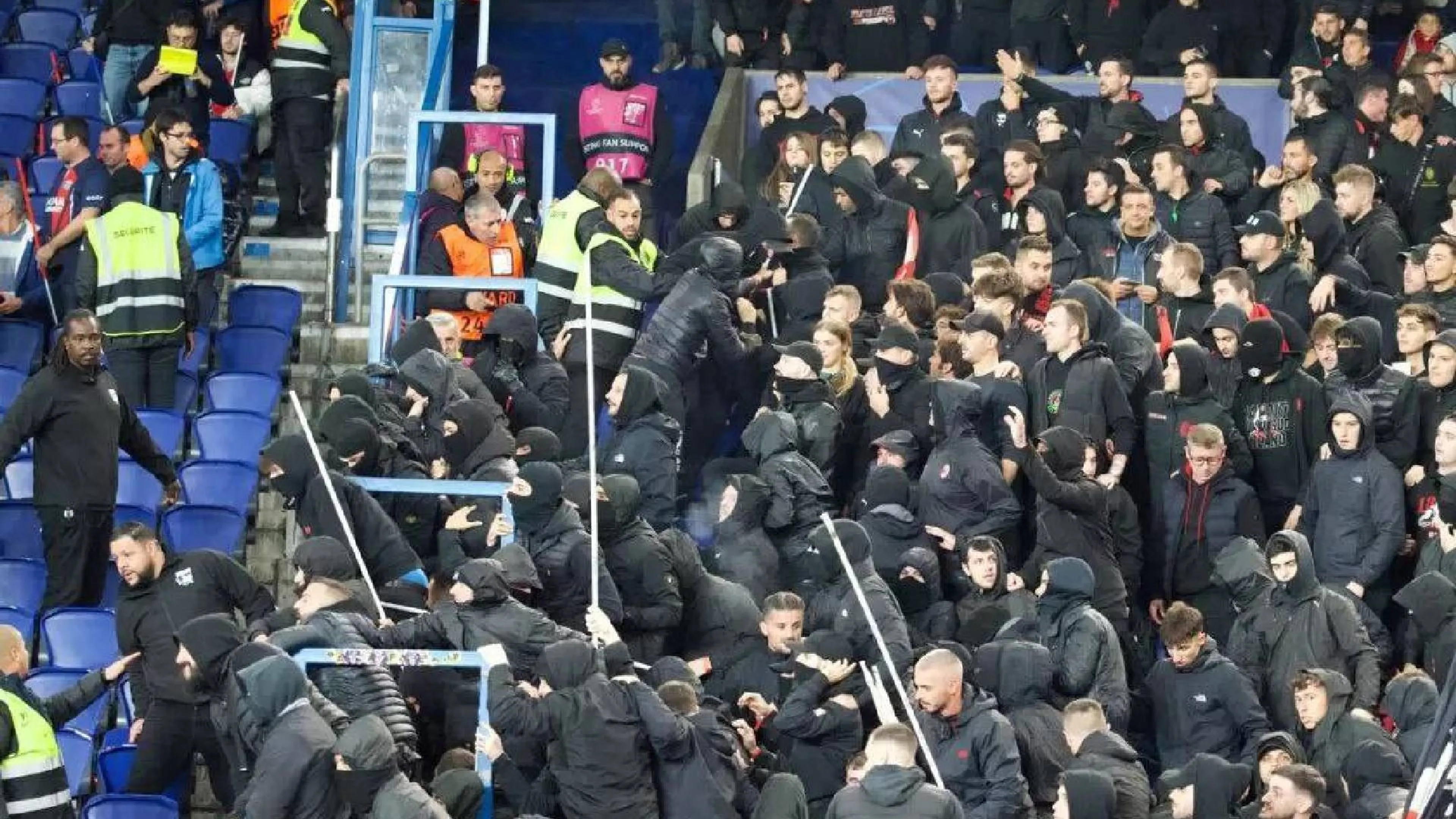 Copertina di Tifosi Milan cercano lo scontro con quelli del Psg...ma il settore è quello sbagliato