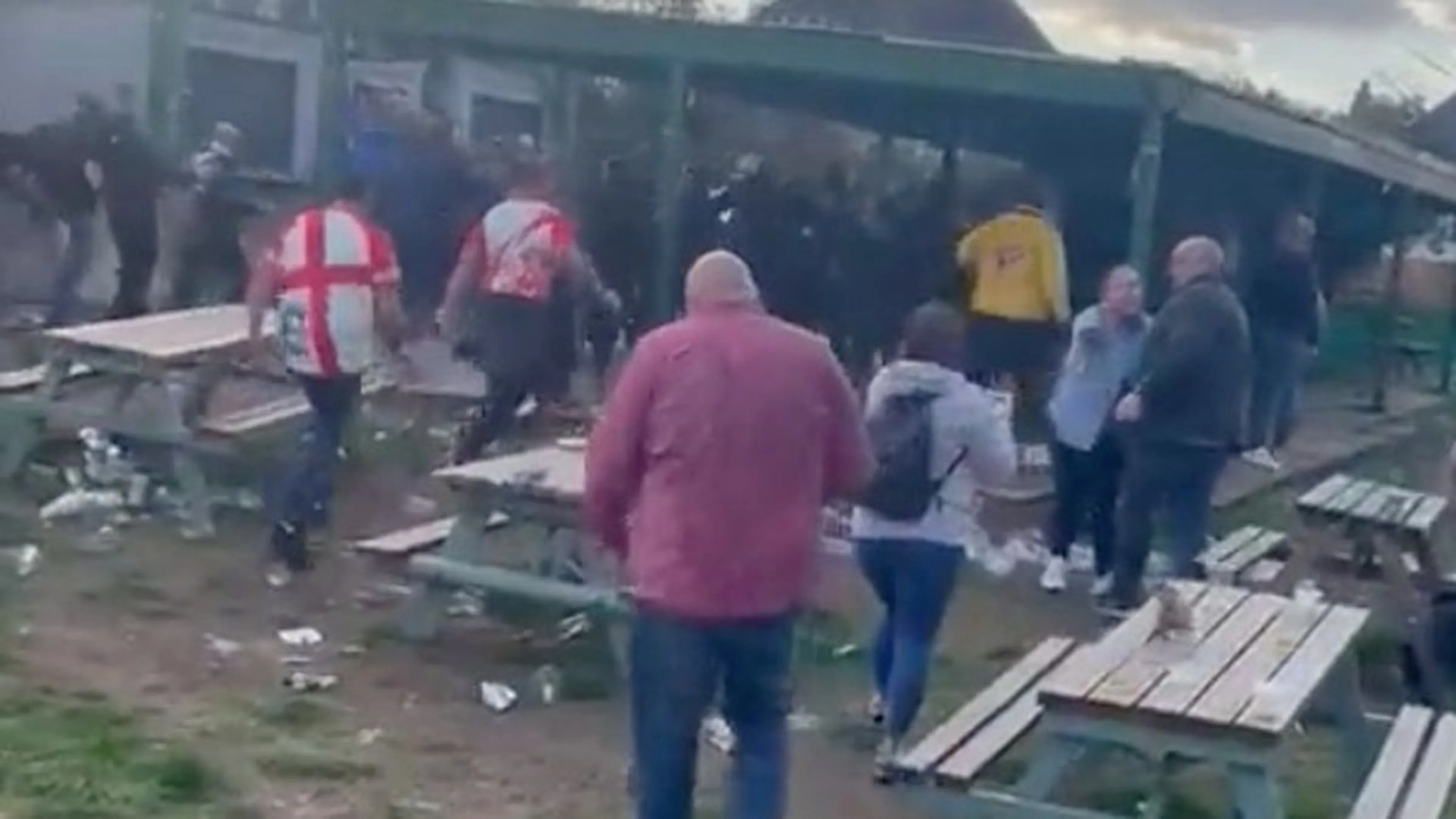 Copertina di Paura a Wembley: 100 ultras tedeschi assaltano pub con machete e tirapugni (VIDEO)