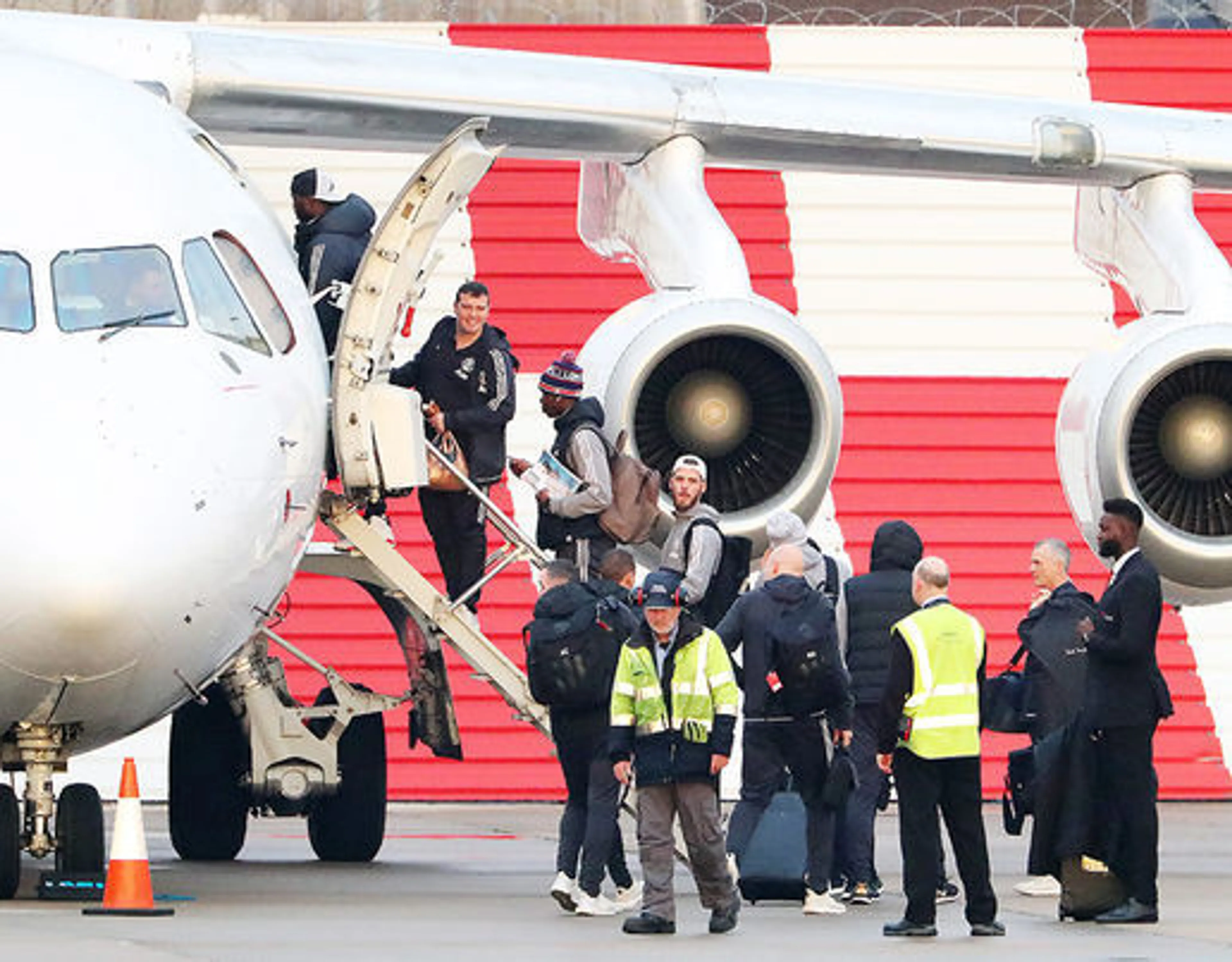 Copertina di Polemiche sullo United, volo di 10 minuti per trasferta a Leicester: il club si difende