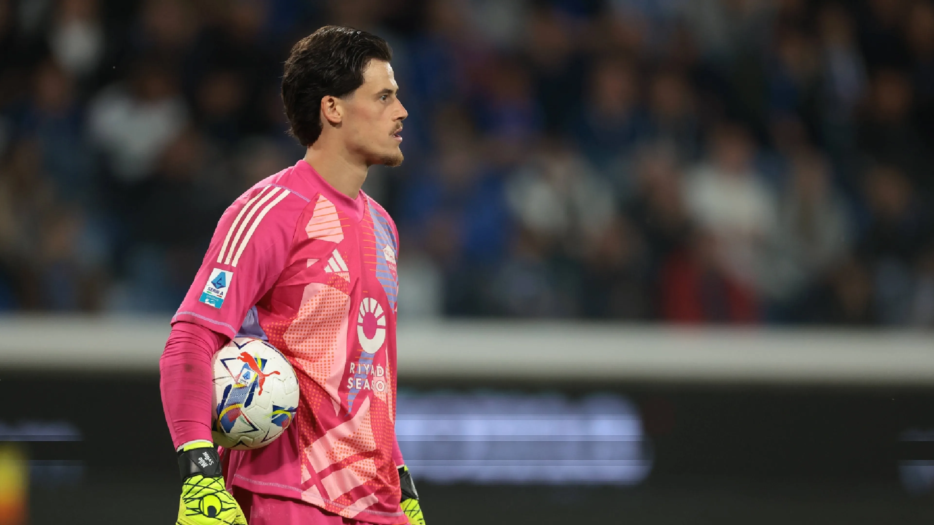 Momento follia a Bergamo: tifoso dell'Atalanta entra in campo per sbeffeggiare Svilar che lo spinge (VIDEO)