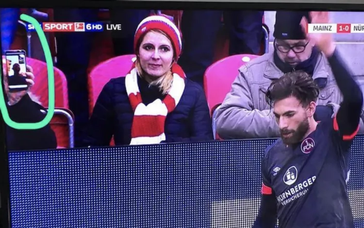/images/u/n/un-tifoso-del-mainz-vede-la-partita-con-facetime.png