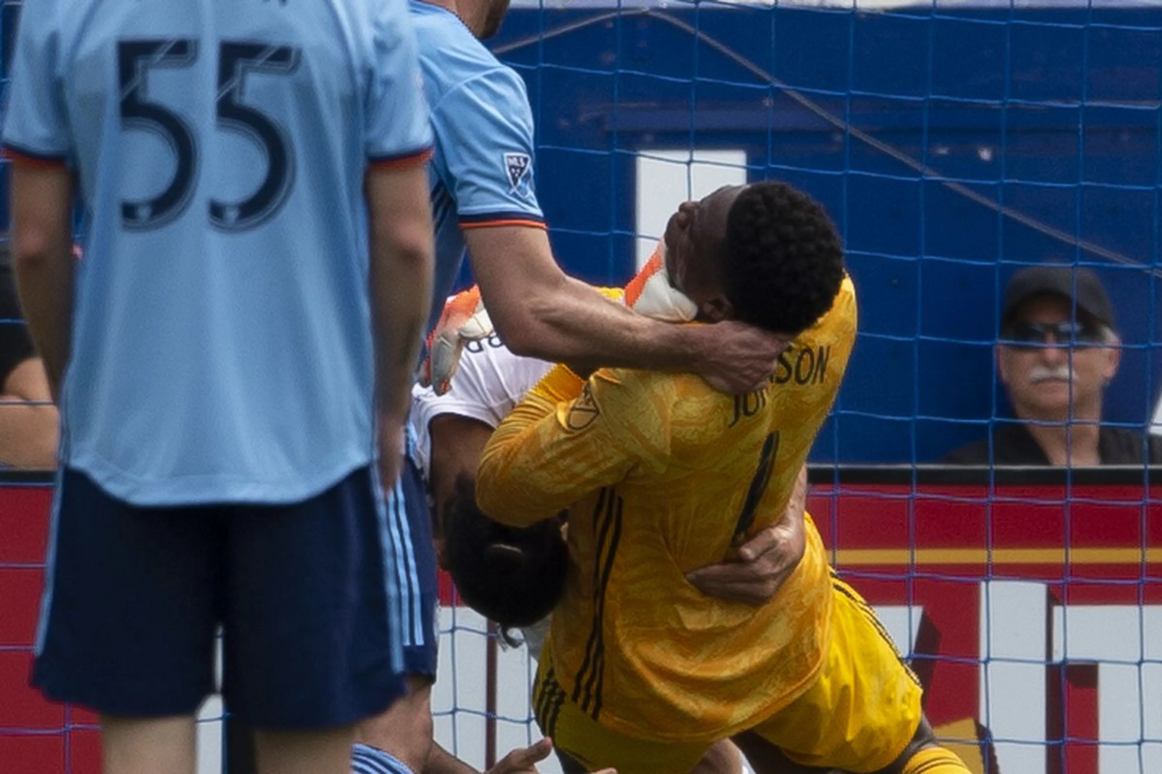 Copertina di Ibrahimovic prende per il collo il portiere avversario, 2 turni di stop