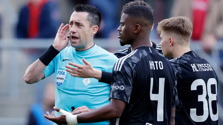 /images/u/t/r/utrect-ajax-interrotta-due-volte.jpg