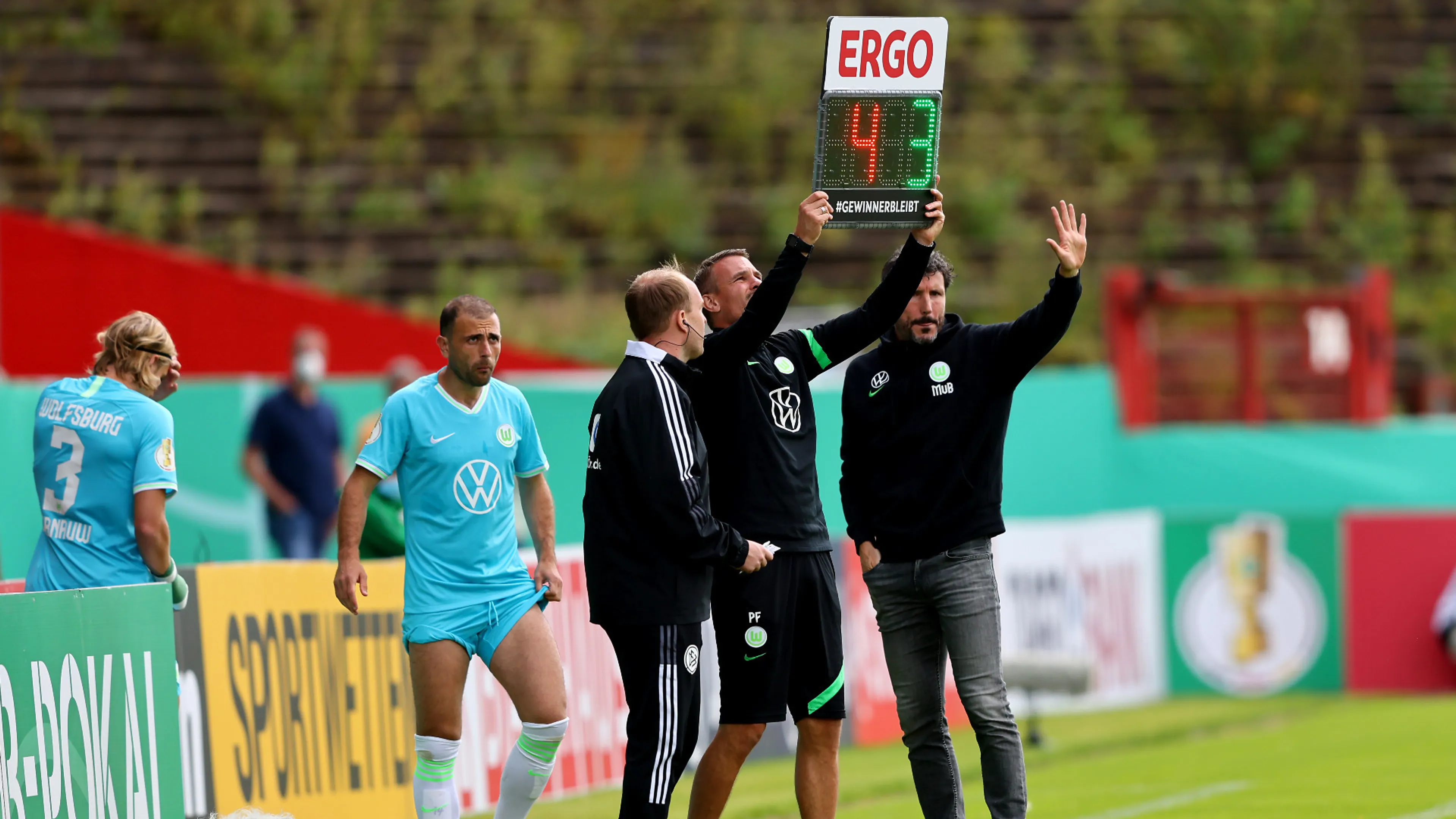 Copertina di Quel geniaccio di Van Bommel: fa troppi cambi, Wolfsburg squalificato