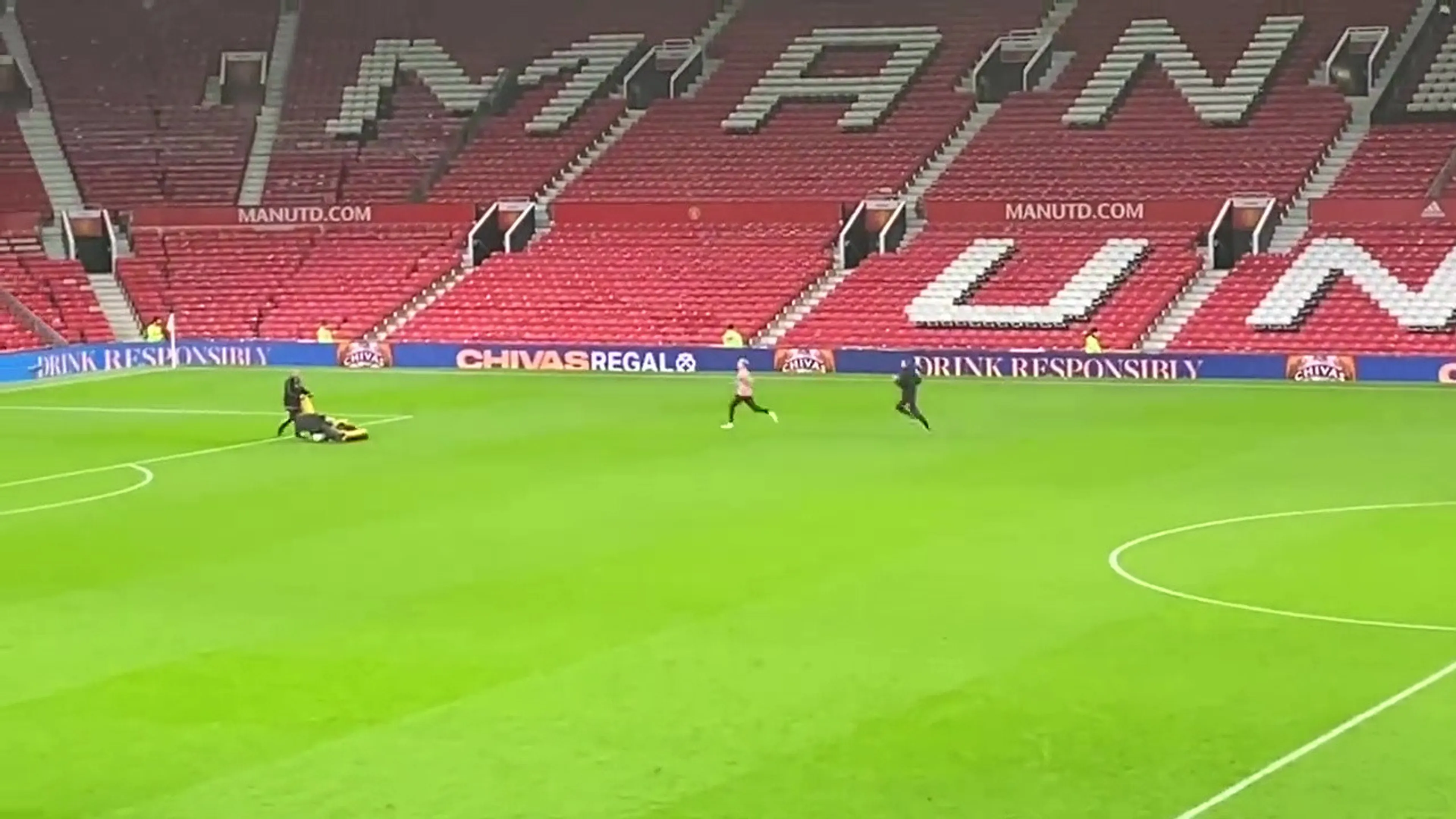 Copertina di Van de Beek non si arrende, si allena da solo a Old Trafford dopo la disfatta dello United