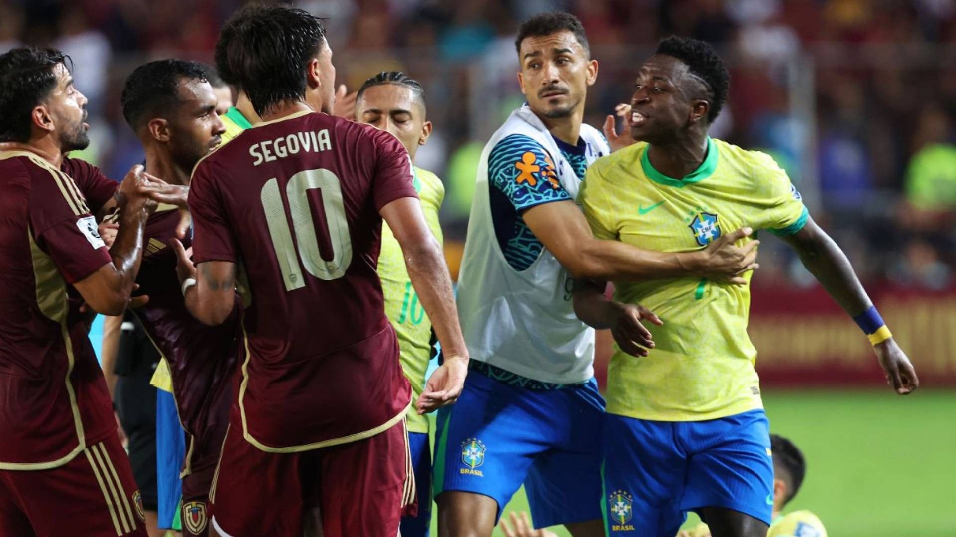 Venezuela-Brasile-partono-gli-irrigatori-in-campo.-Match-sospeso