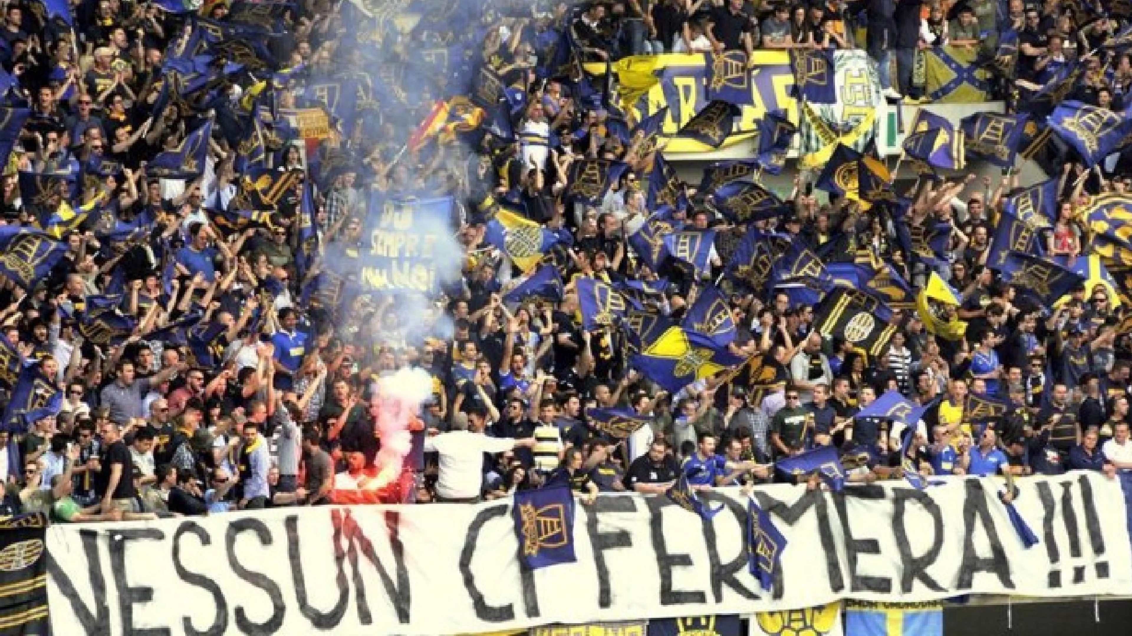 Copertina di Curva del Verona chiusa per cori razzisti: cosa è successo