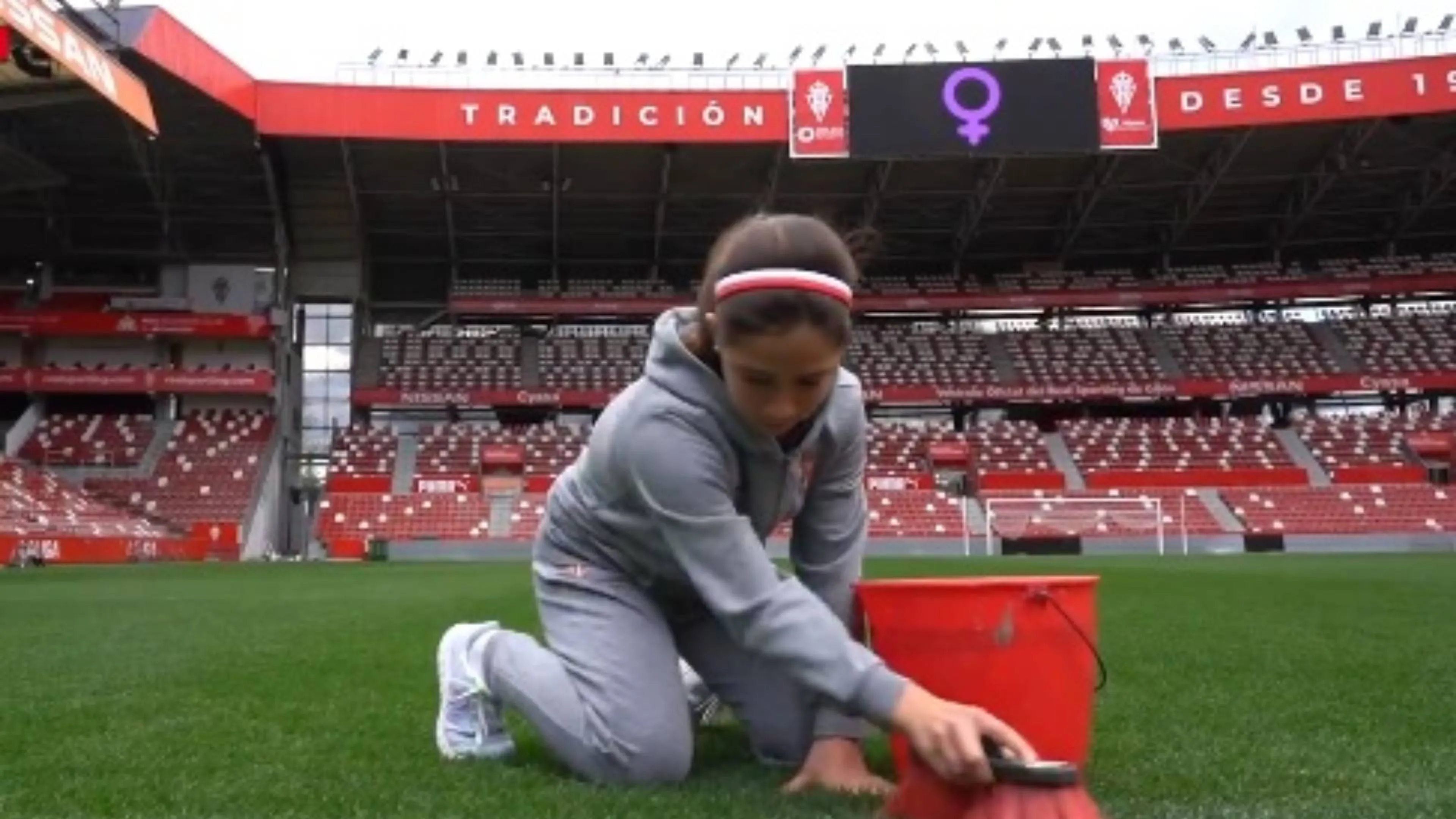 Copertina di Un video fatto male: polemica sullo Sporting Gijon per gli auguri alle donne (VIDEO)