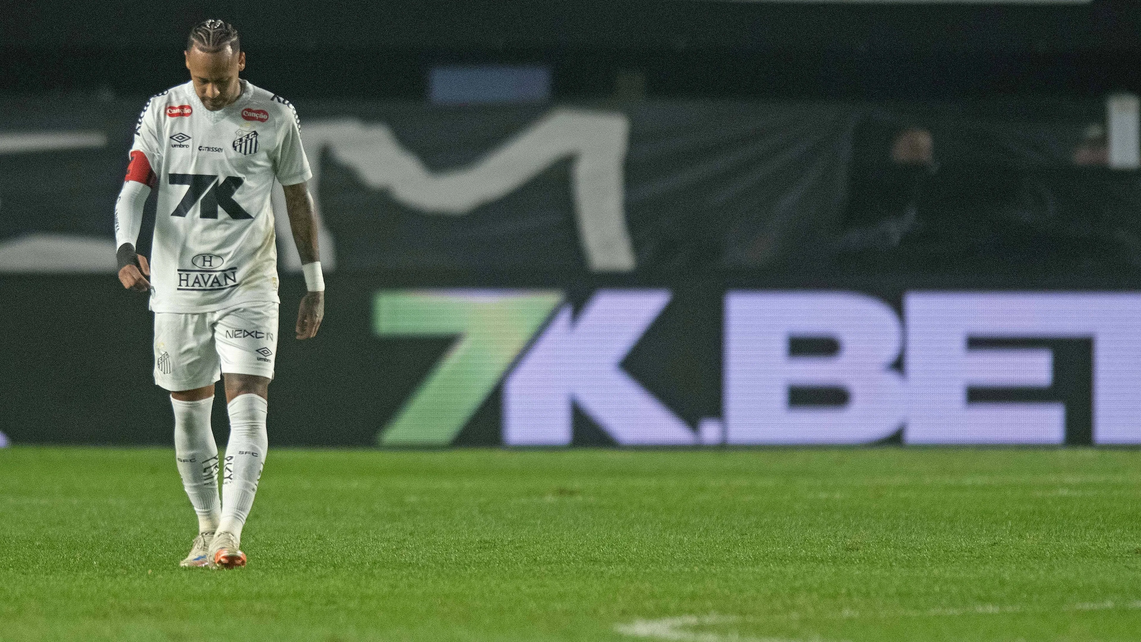 Il Santos affonda, Neymar perde la testa e litiga con un tifoso: "Figlio di p*****a!" (VIDEO)