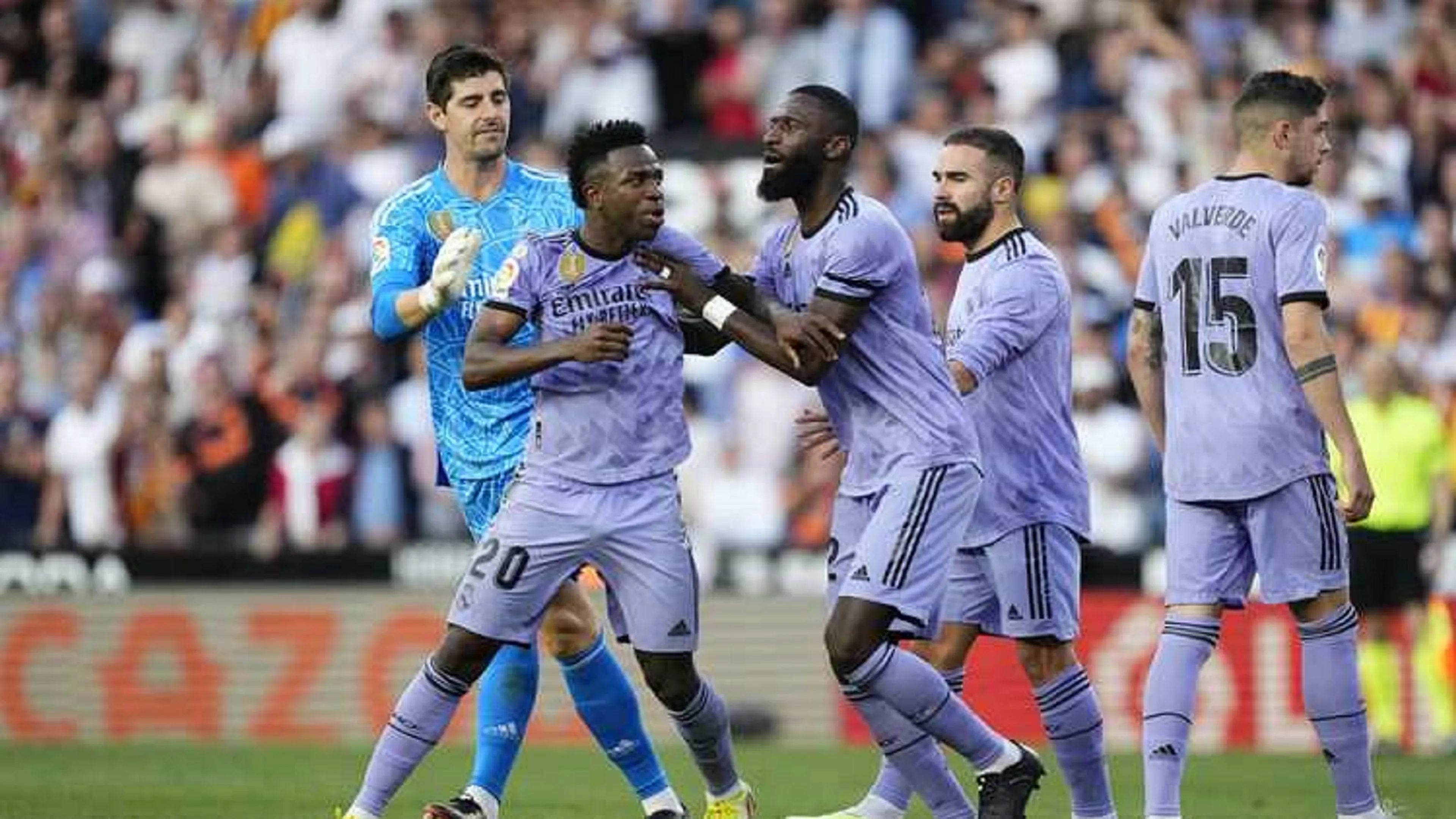 Copertina di Reina punge Vinicius "Rispettasse i tifosi, non è sempre razzismo"