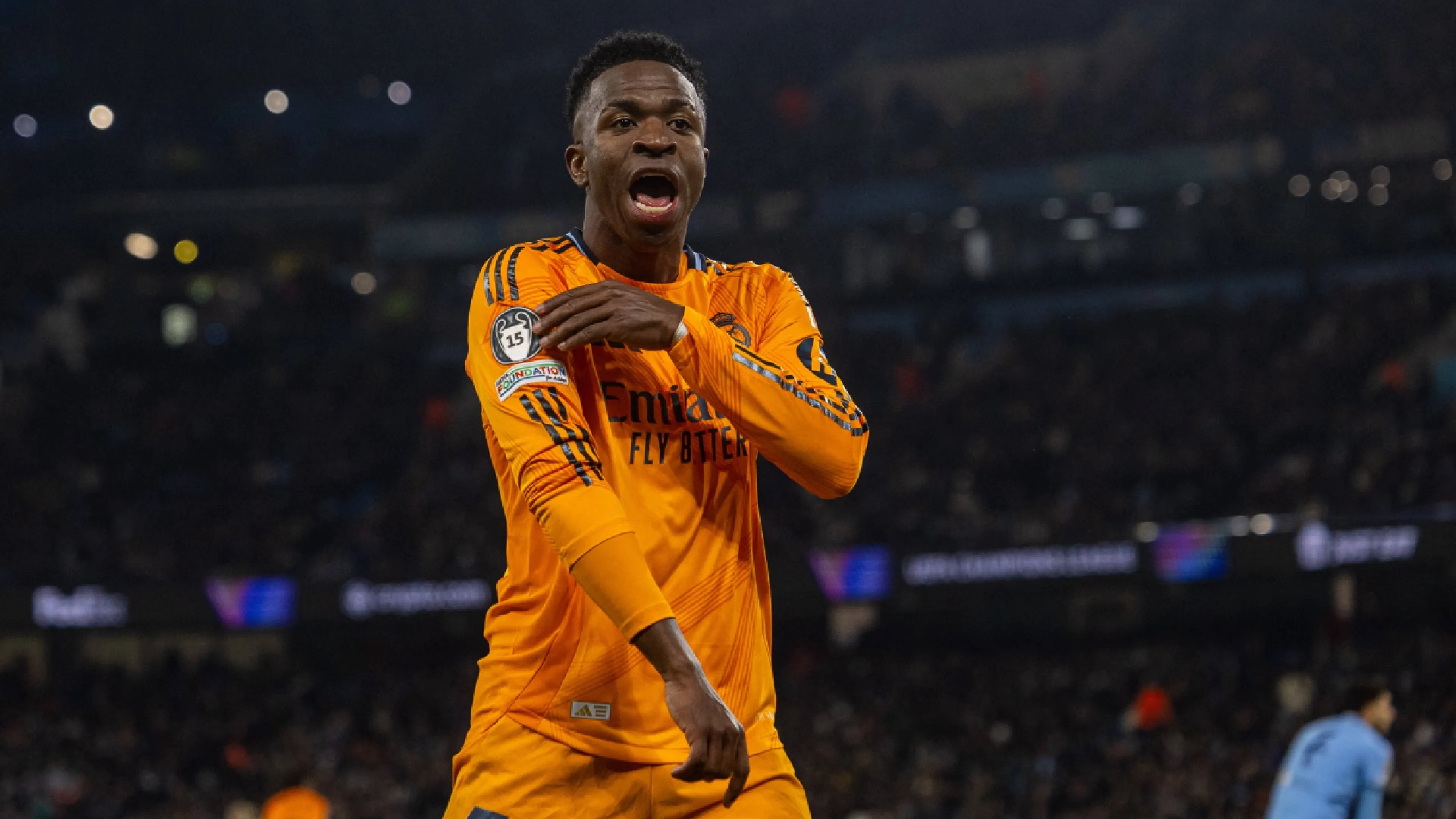 Copertina di I tifosi del City sfottono Vinicius (prima e durante la partita), lui risponde così (VIDEO)