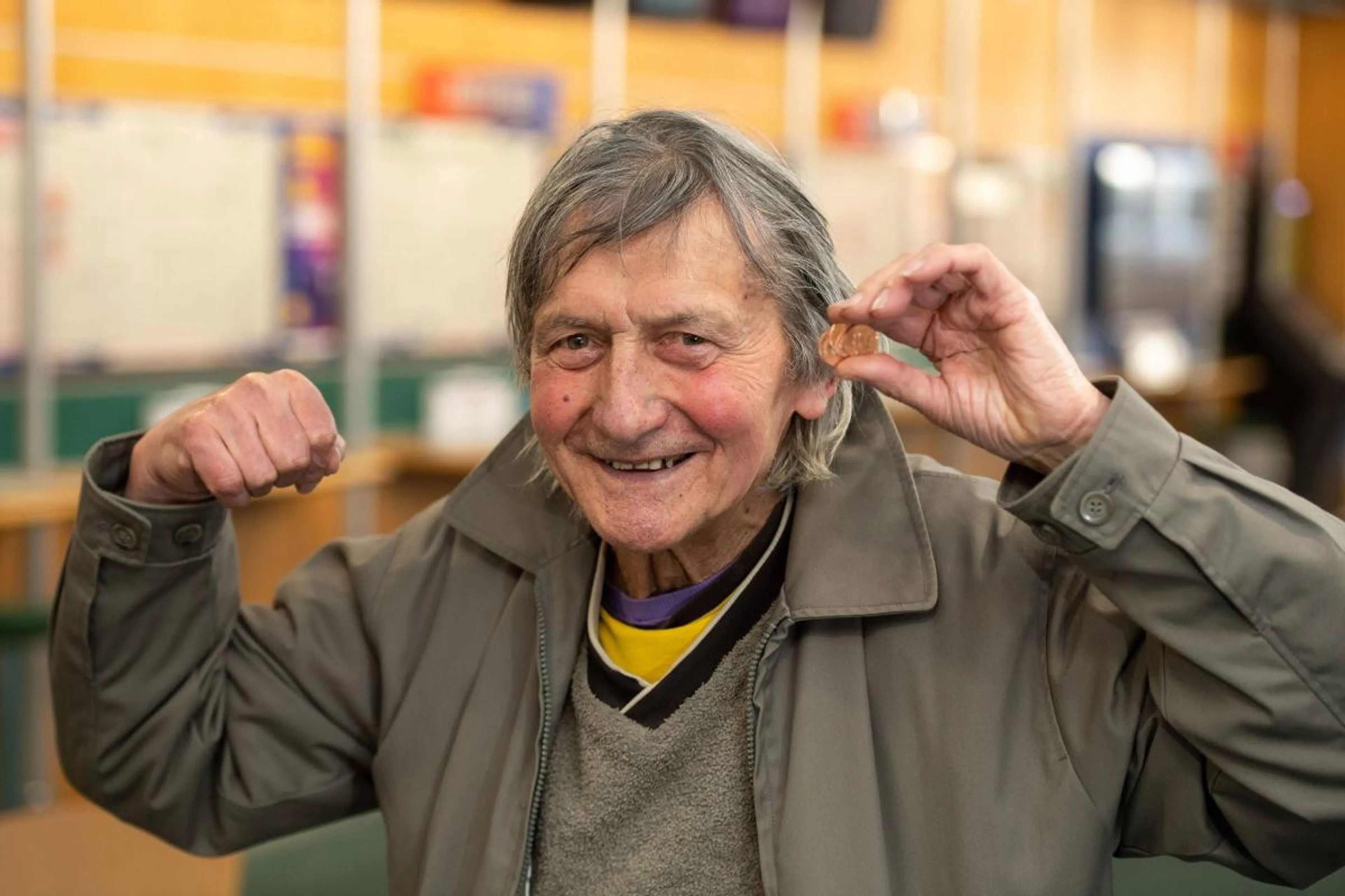 Copertina di Scommettitore punta 3 pence e vince quasi 3mila sterline: la pazza scommessa di un 85enne