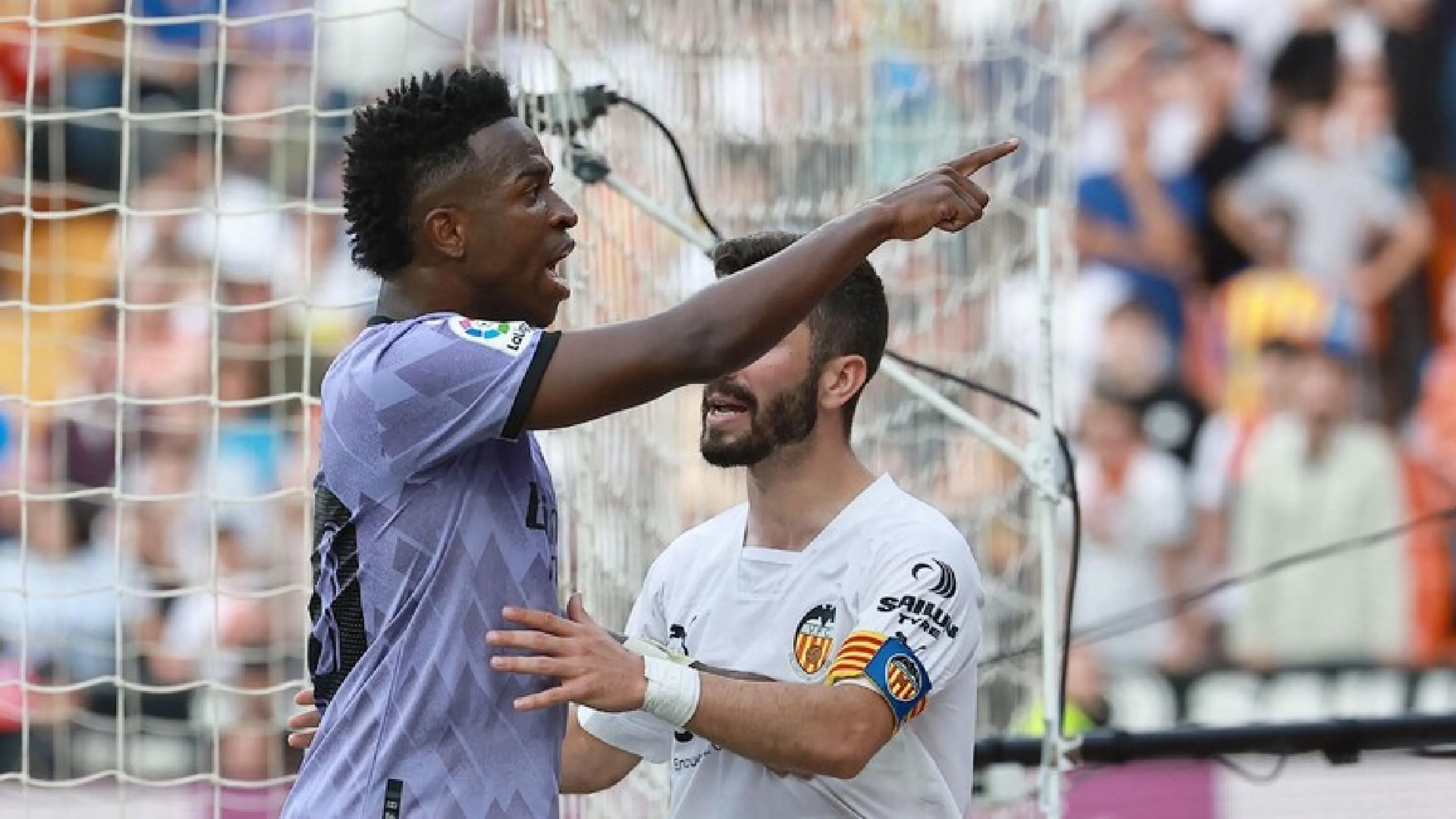 Copertina di Cori razzisti contro Vinicius anche quando... non gioca il Real: la condanna dei Blancos e la richiesta alla Procura