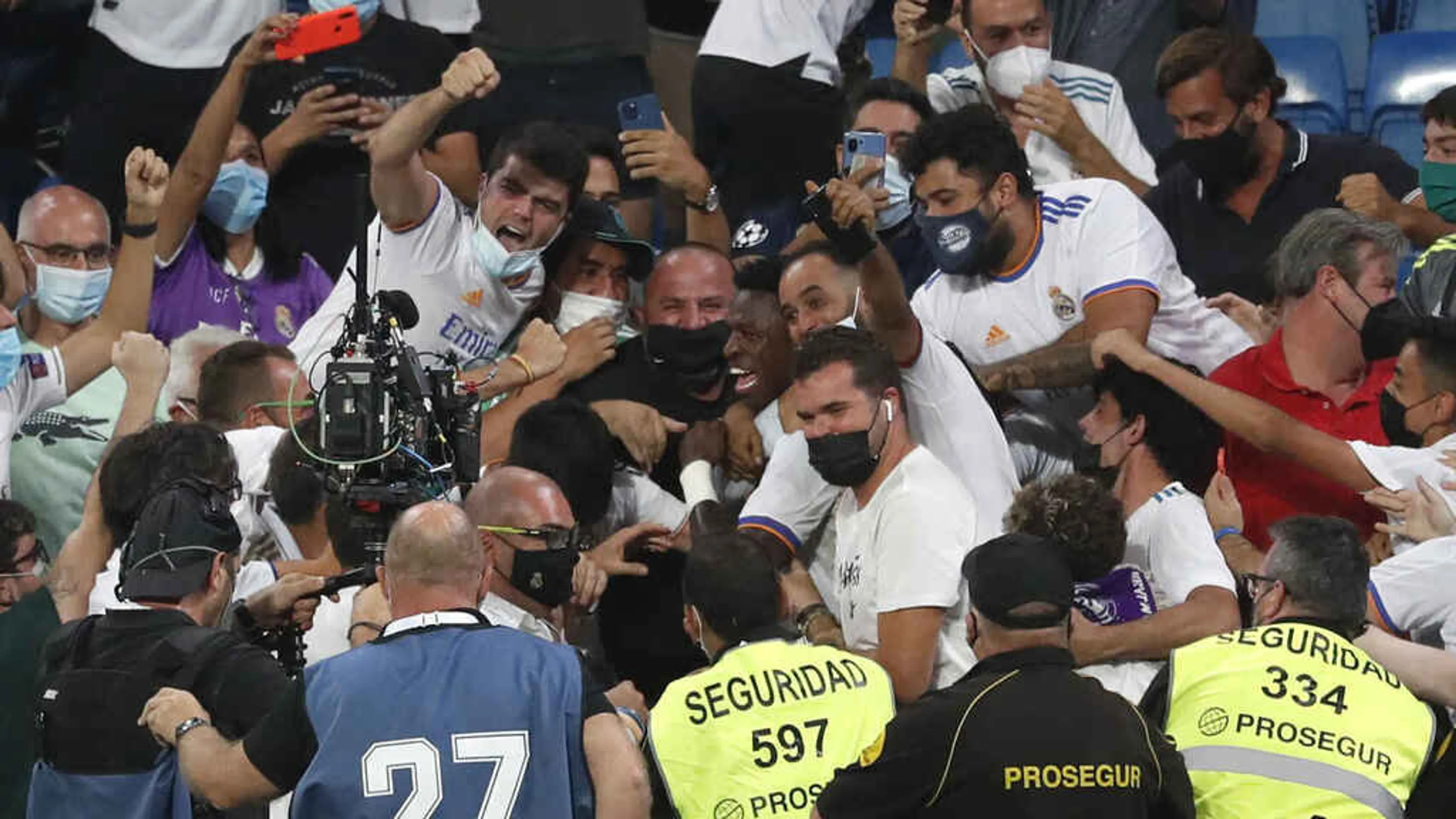 Copertina di Vinicius Jr festeggia gol con i tifosi, interviene polizia per riportarlo in campo: ora rischia sanzione