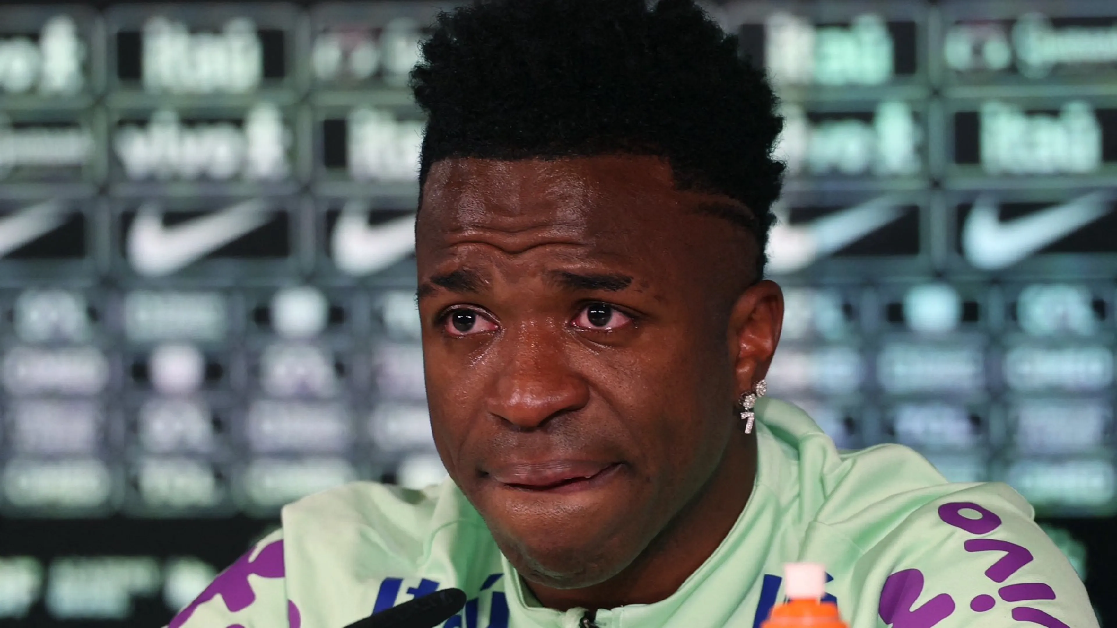 Copertina di Caso razzismo, Vinicius si commuove e scoppia in lacrime in conferenza stampa (VIDEO)