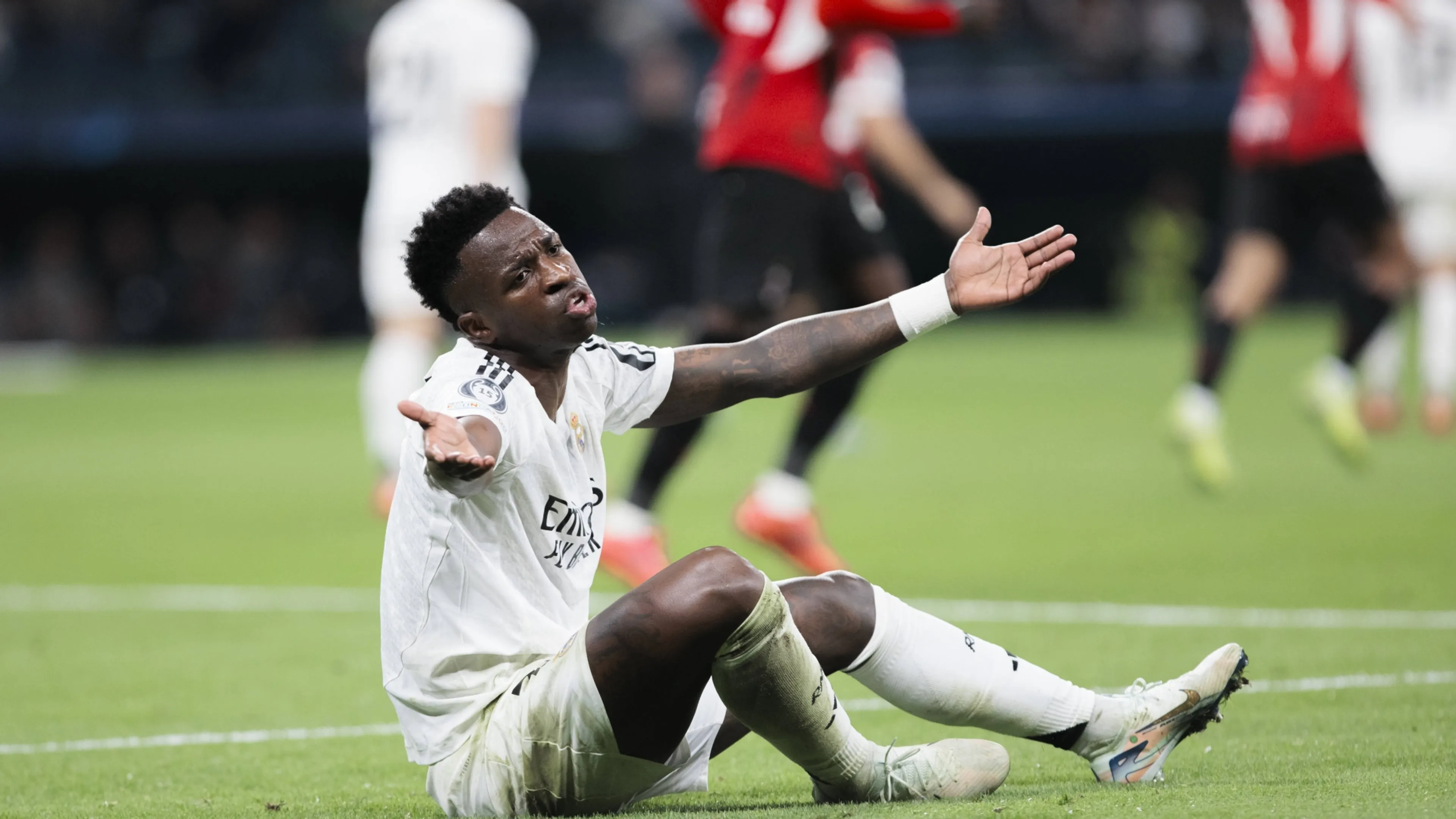 Copertina di Vinicius da horror contro il Milan: bicicletta imbarazzante e simulazione con Maignan (VIDEO)