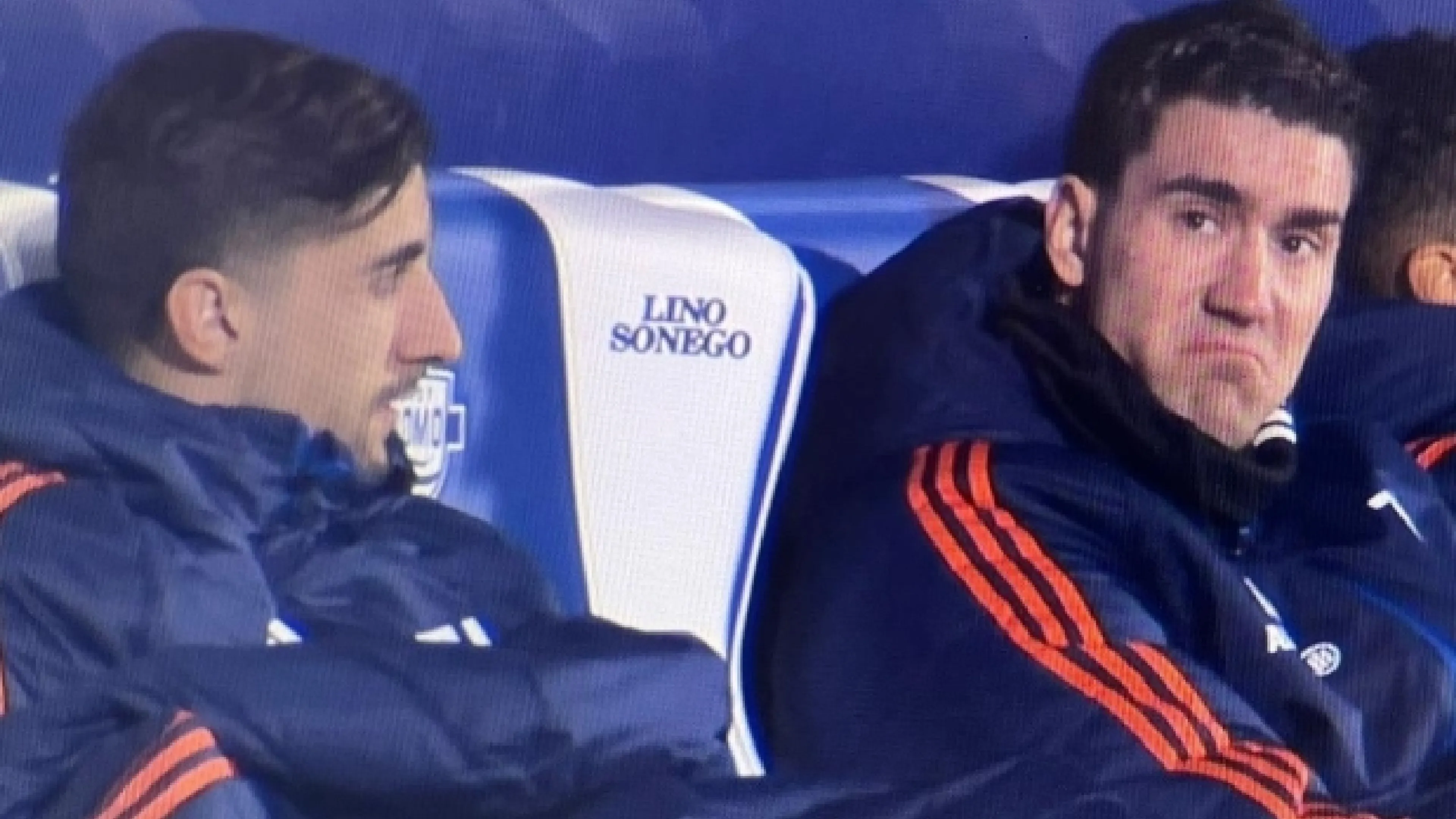 Copertina di Vlahovic in panchina si sfoga con Perin e critica la giocata di Gatti: "Ma cosa fa?" (VIDEO)