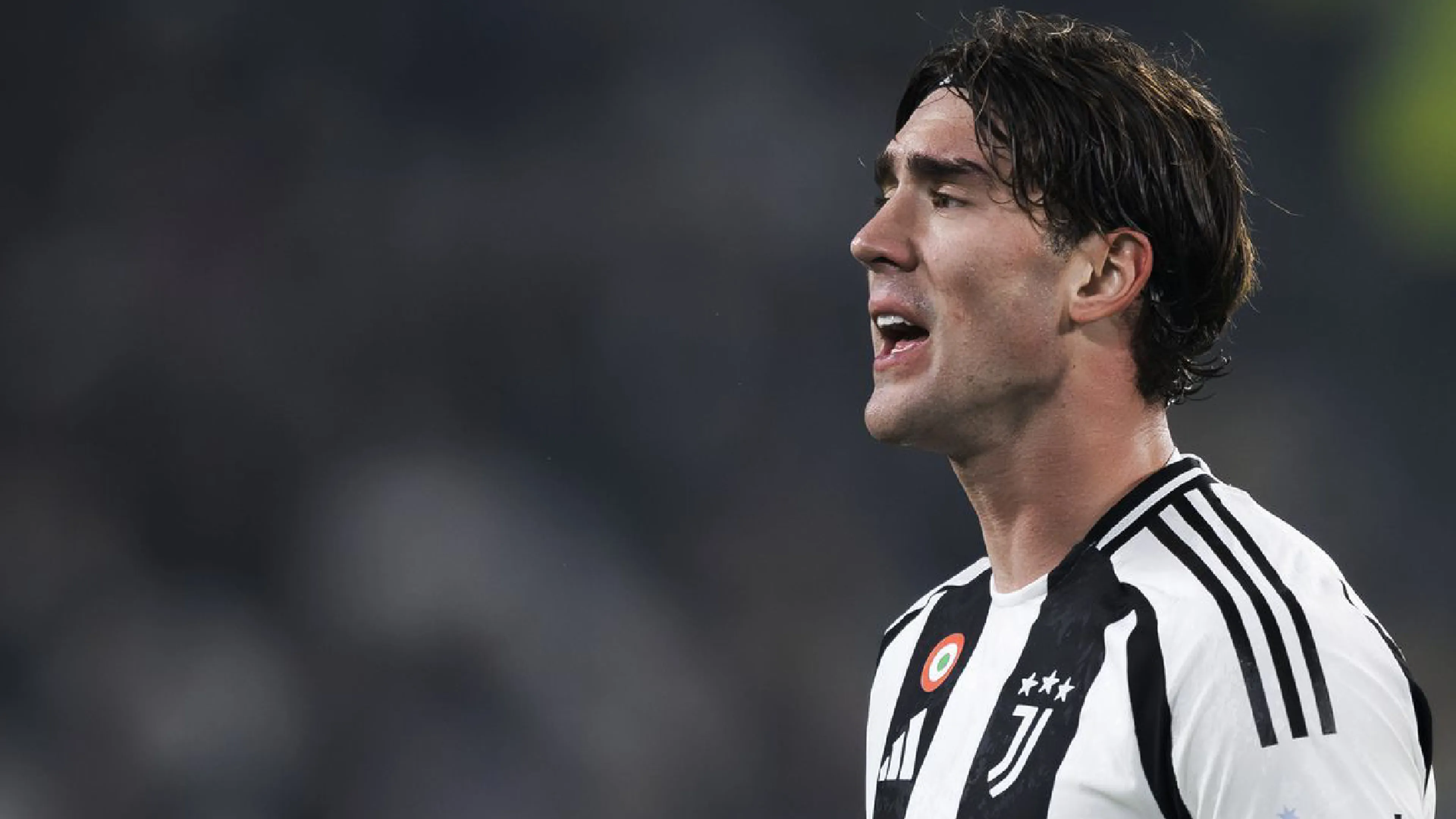 Copertina di Vlahovic non convince: il serbo al centro di uno scambio sull'asse Juventus-Psg?