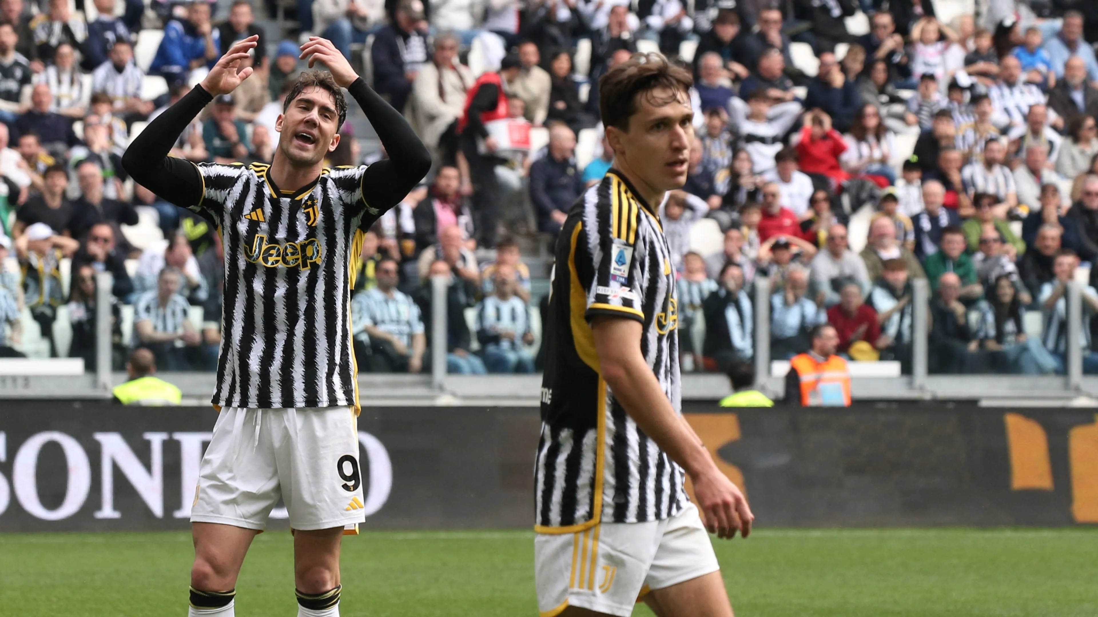 Copertina di Vlahovic e Chiesa non si trovano! Caressa: "In pochi hanno notato cos'è successo al cambio del 7!" (VIDEO)