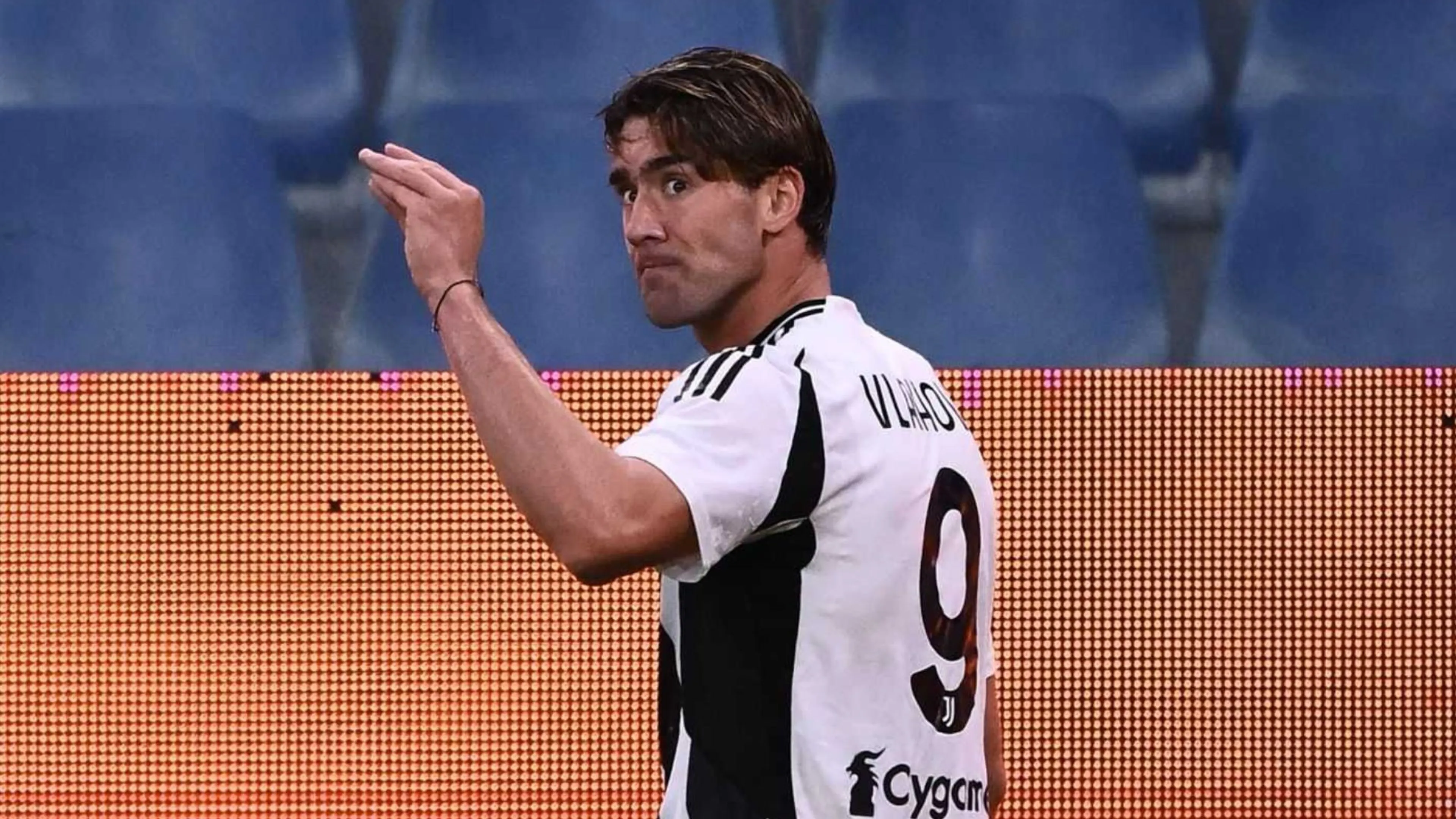 Copertina di La partita di Vlahovic: doppietta e gesto polemico