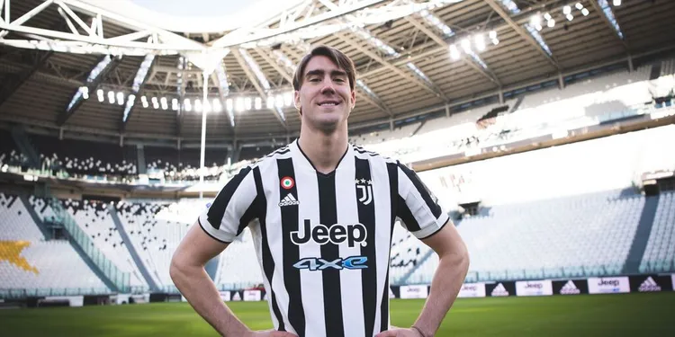 /images/v/l/a/vlahovic-con-la-maglia-della-juventus.jpg