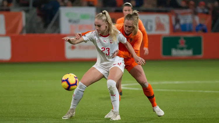 /images/v/l/i/vli-fltr-alisha-lehmann-schweiz-suisse-switzerland-23-und-desiree-van-lunteren-niederlande-holland-2-im-zweikampf-duell-duel-fussball-wm-qualifikation-playoffs-frauen-niederlande-schweiz-v-li-f-l-t-r-alisha-lehmann-switzerland-suisse-switzerland-23-and-desiree-van-lunteren-netherlands-holland-2-in-duel-duel-duel-football-world-cup-qualification-playoffs-women-netherlands-switzerland-xobxjpg_1752689671801.jpg