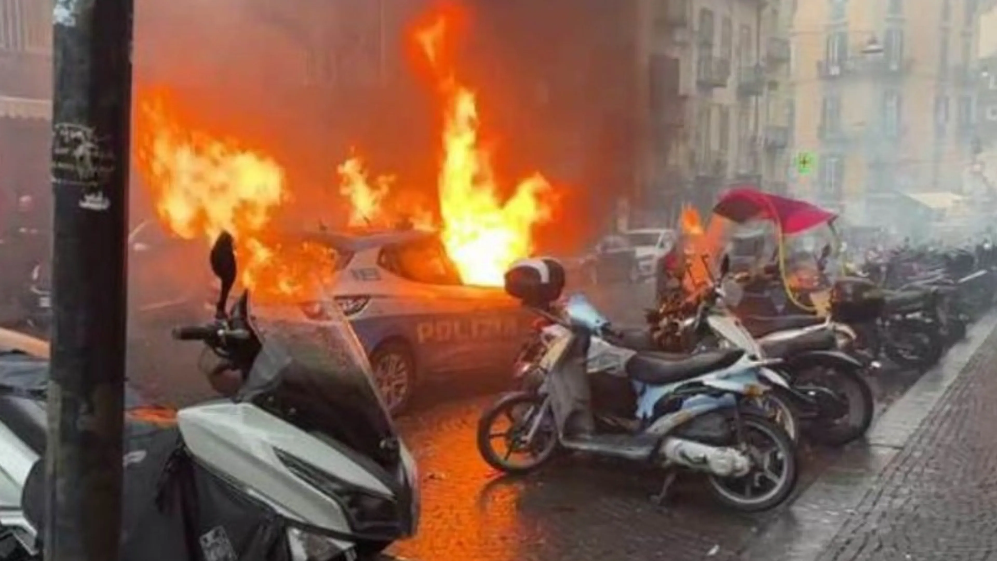 Copertina di Paura e delirio a Napoli: scontri tra tifosi dell’Eintracht e polizia (VIDEO)