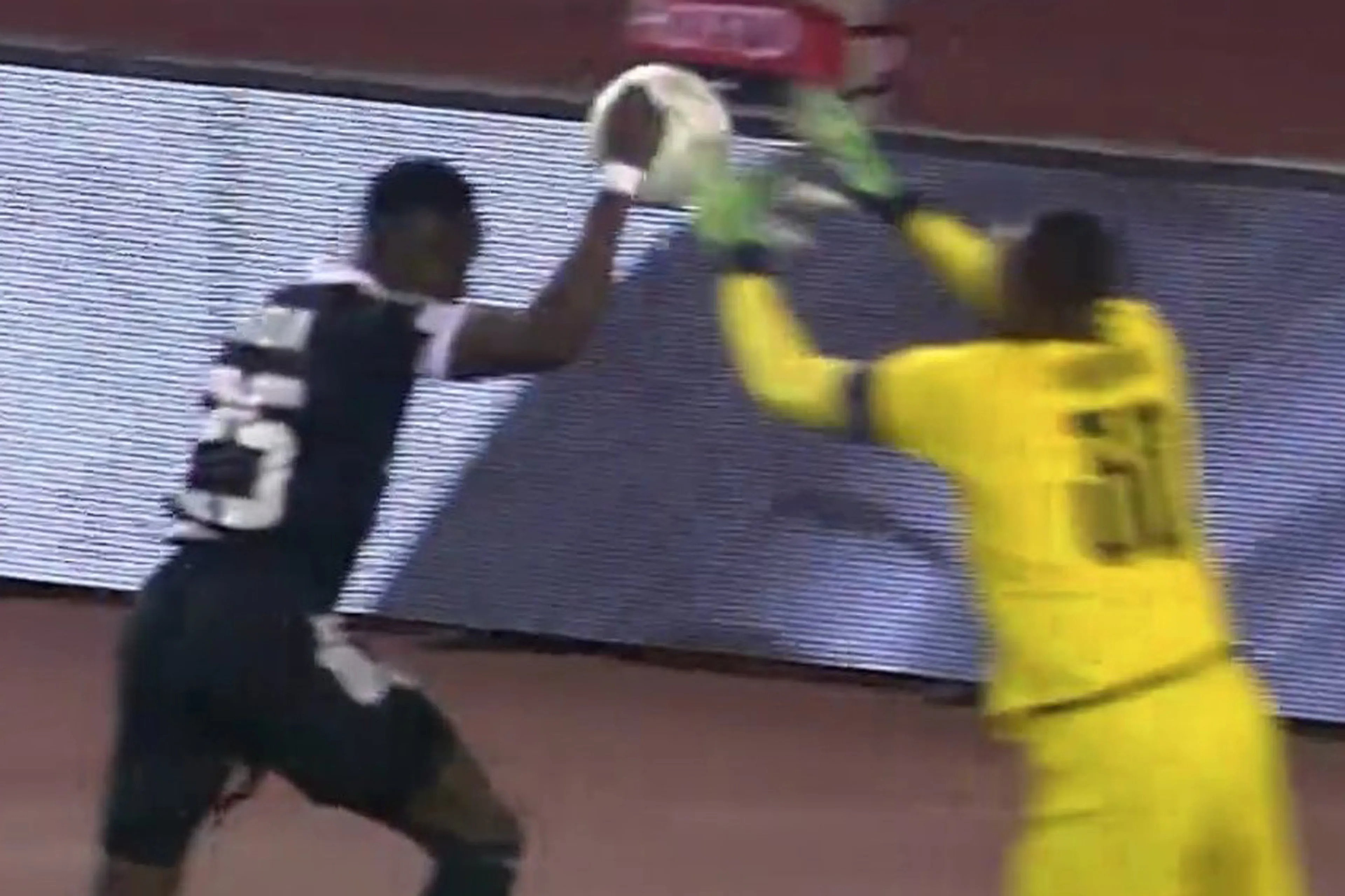 Copertina di Wadji segna di mano e poi si pente, grazie anche a Guendouzi: “Devi dire la verità o Dio ti punirà”
