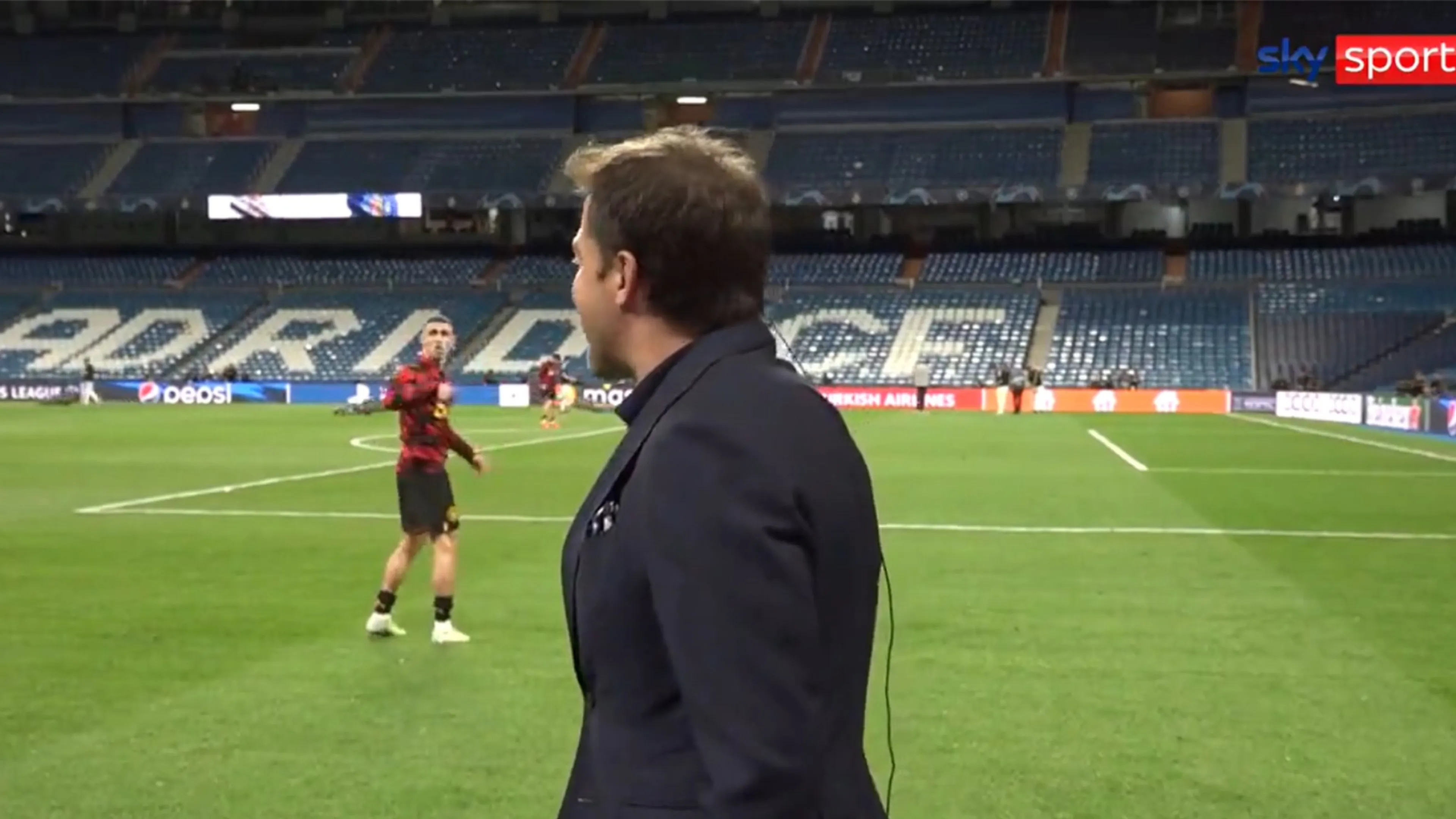 Copertina di Foden rischia di colpire con una pallonata Del Piero e i due danno vita a un simpatico fuorionda (VIDEO)