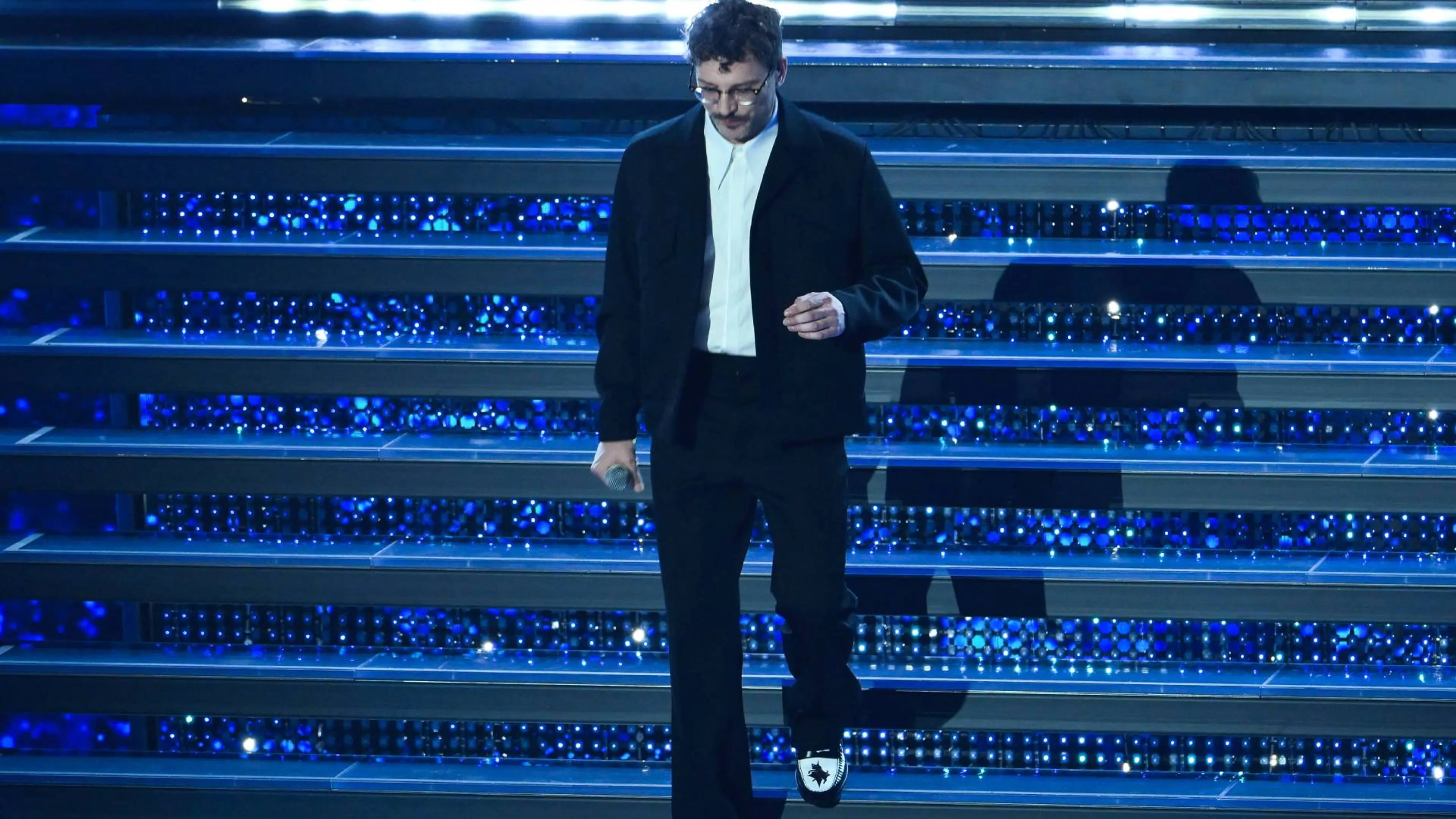 Sanremo 2025: Willy Peyote ha portato, di nascosto, il Torino sul palco (FOTO)