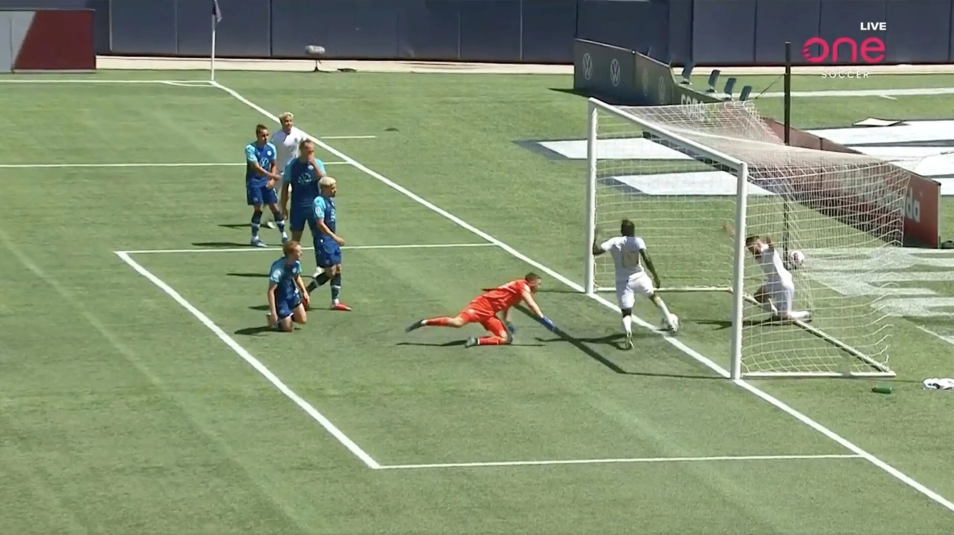 Copertina di Incredibile in Canada: pallone sta per entrare, l’attaccante…la spazza via. Cosa diavolo è successo? (VIDEO)