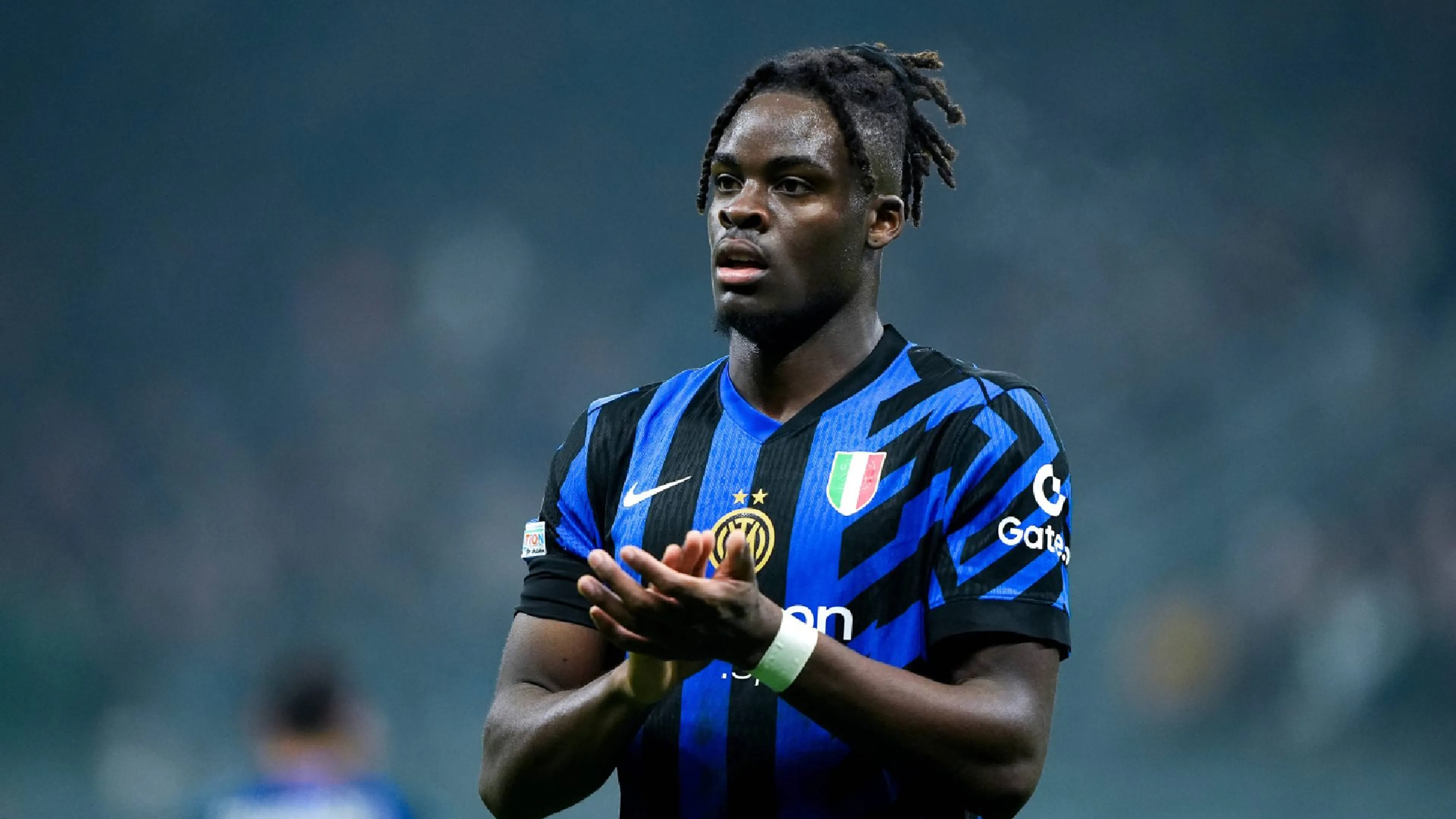 Copertina di L'Inter pronta a rinnovare il contratto di Bisseck, ma il Tottenham fa sul serio: c'entra la Juventus