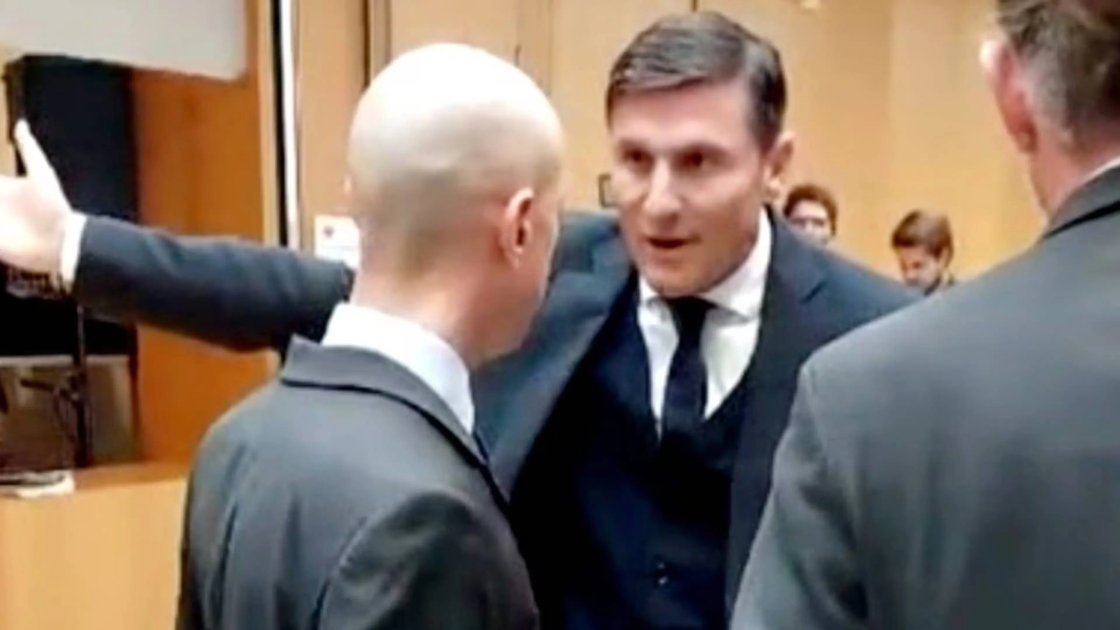 Copertina di Sorteggi Champions, Zanetti bloccato dalla security (VIDEO)