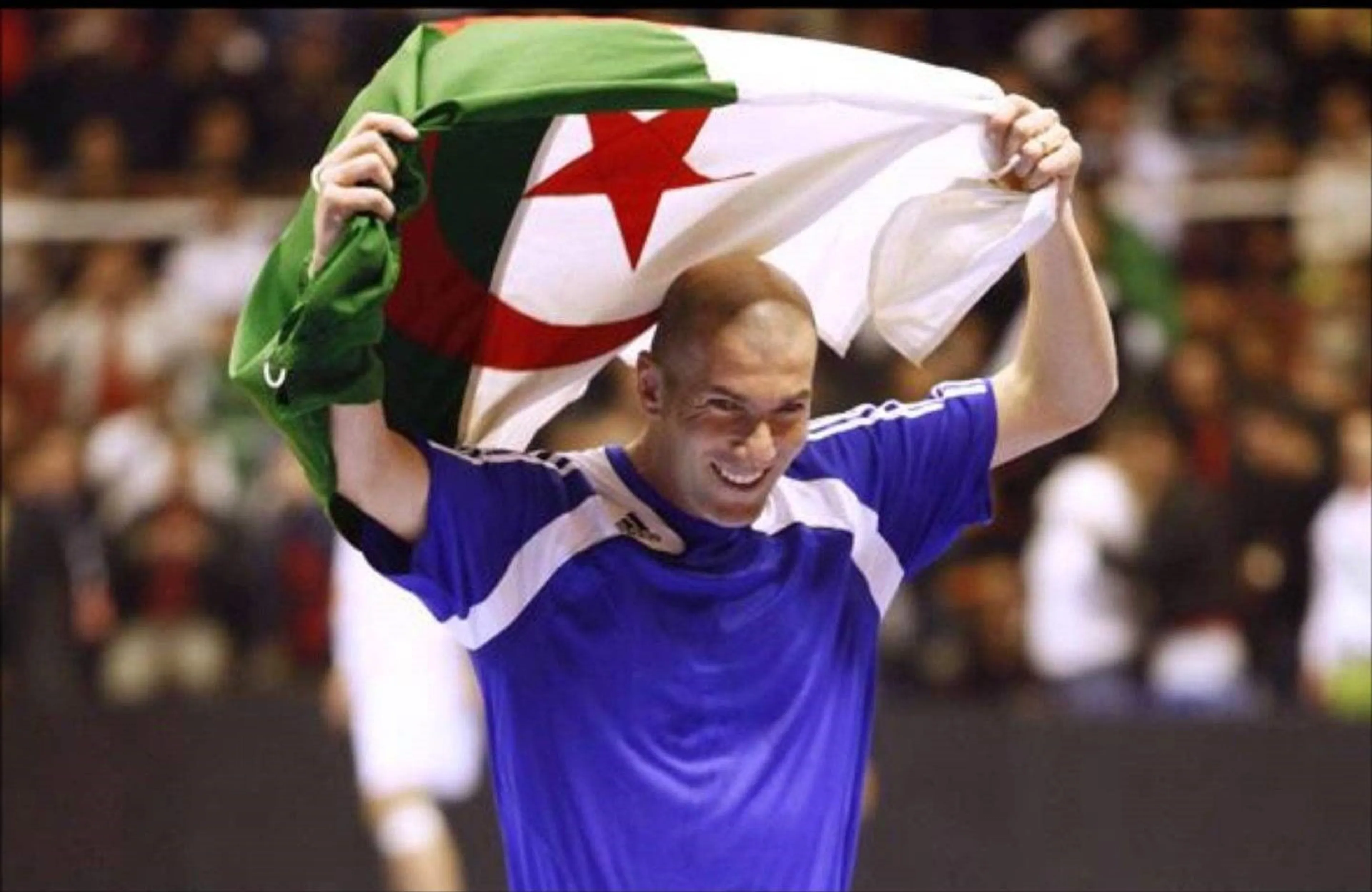 Copertina di Il gesto di Zidane per l’Algeria devastata dagli incendi