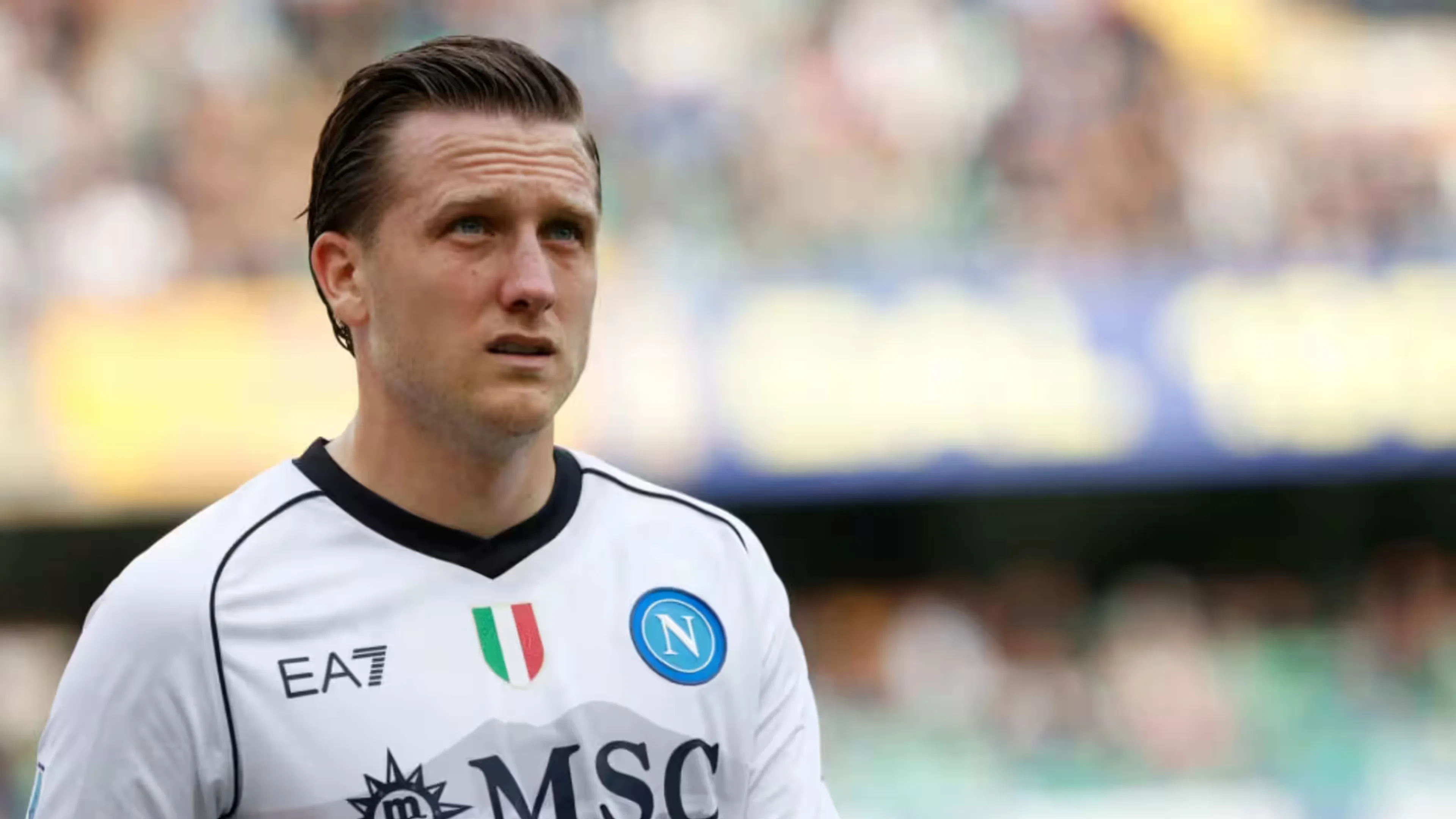 Copertina di Zielinski mette in ansia il Napoli: lascia il ritiro polacco per l'angina