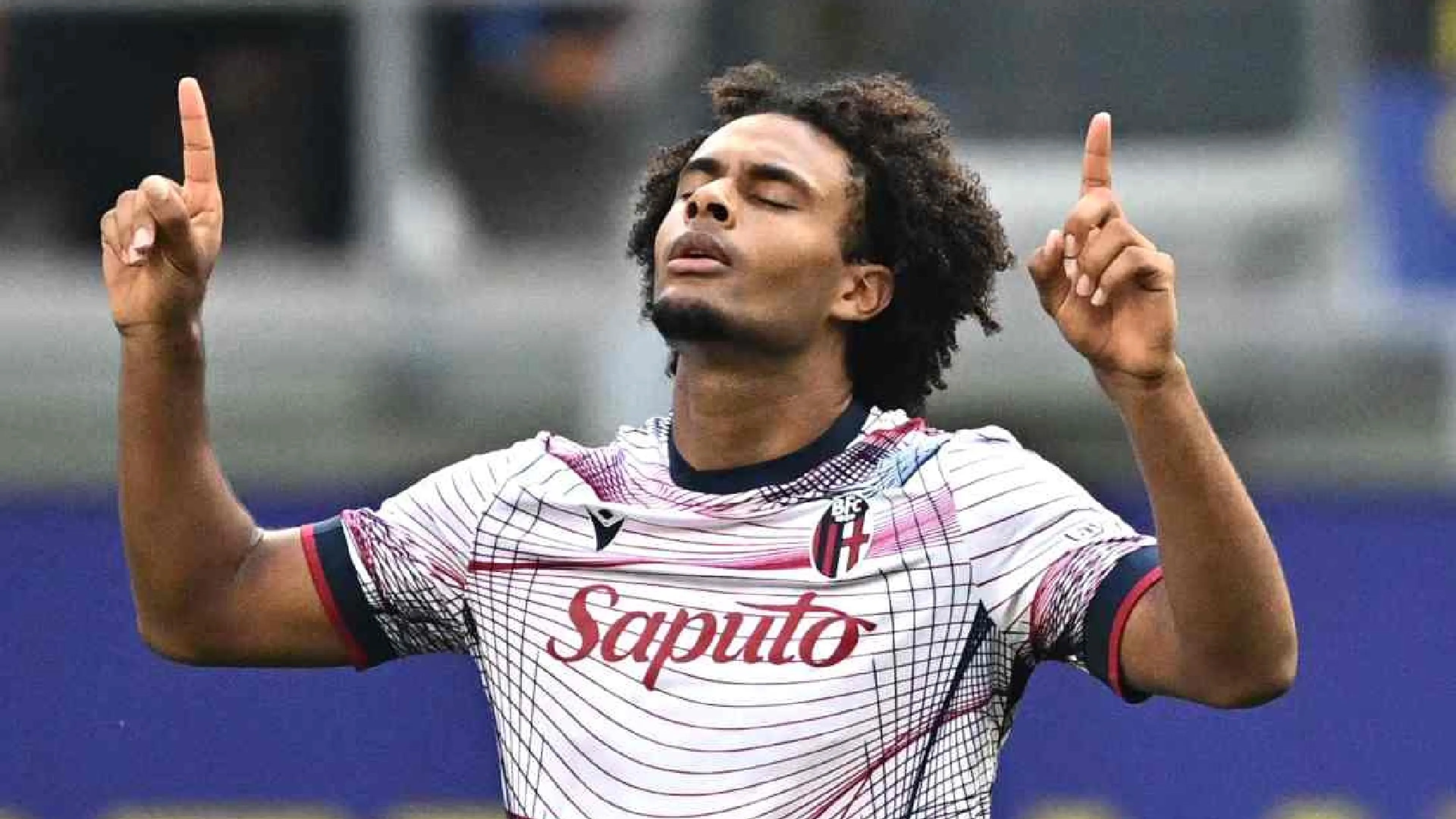 Copertina di Tutti pazzi di Zirkzee, il Bologna fissa il prezzo. E per una squadra c'è un trattamento "speciale"